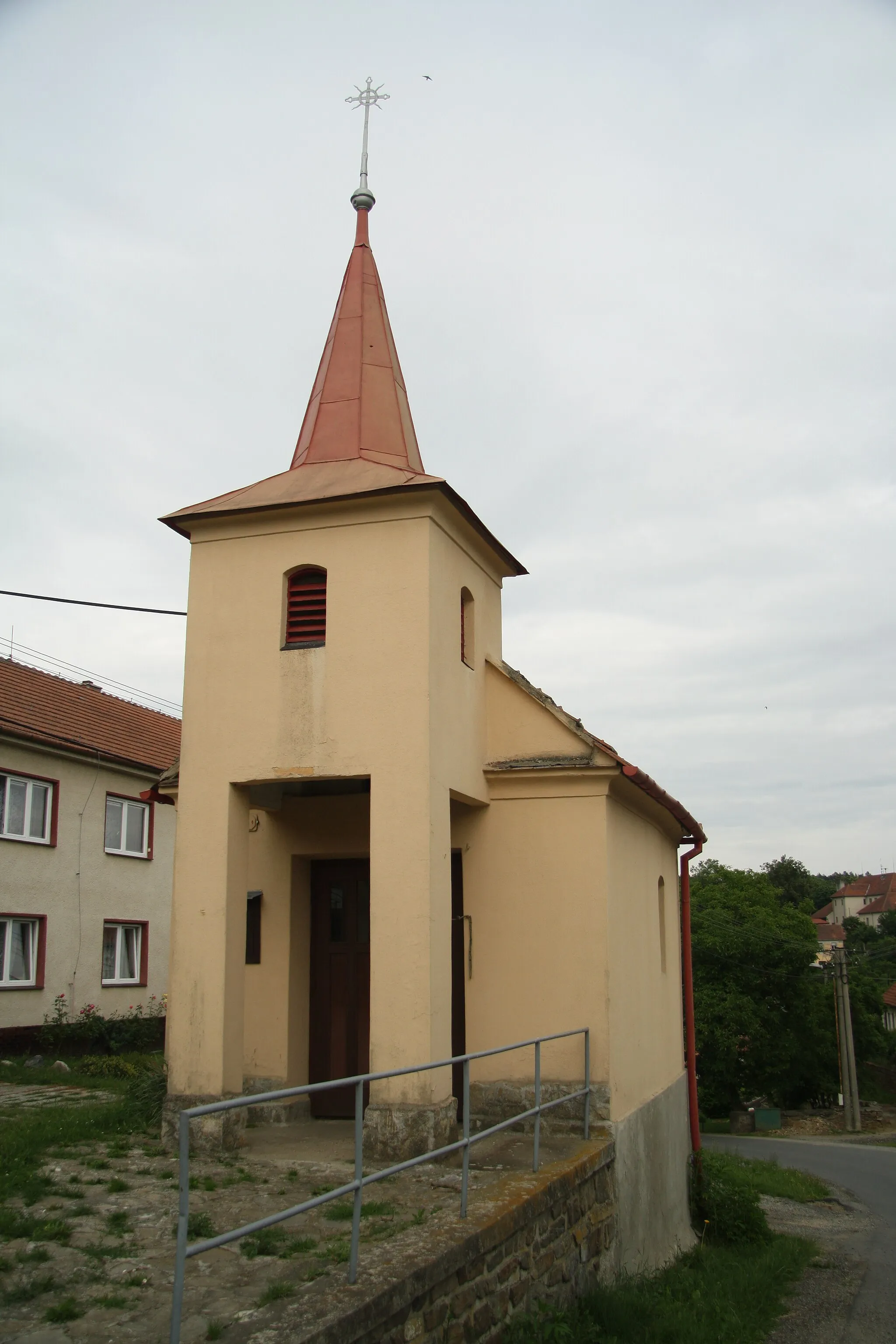 Photo showing: Overview of Chapel of Saint Medard in Sudice, Třebíč District.