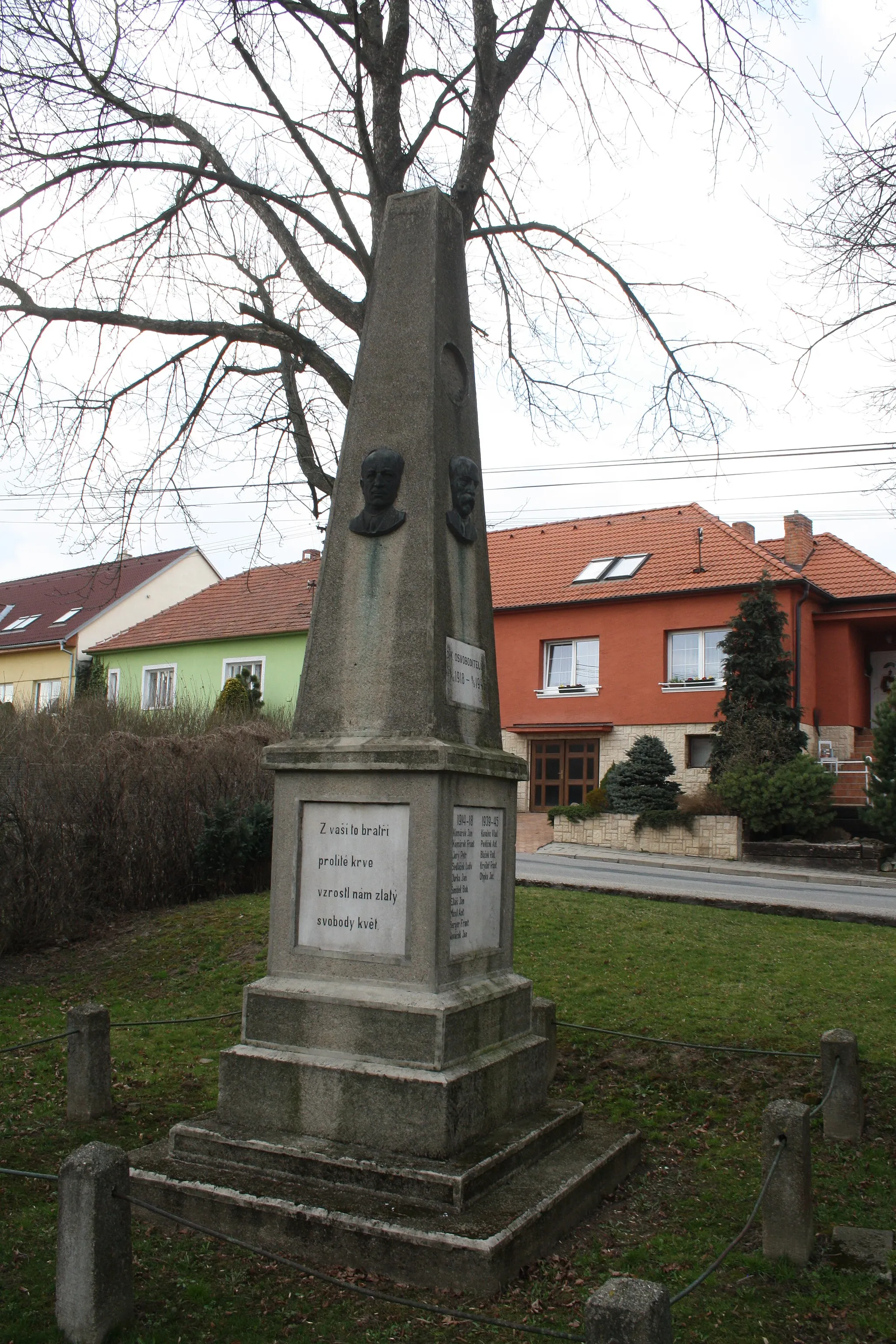 Photo showing: Right view of World Wars memorial in Studenec, Třebíč District.