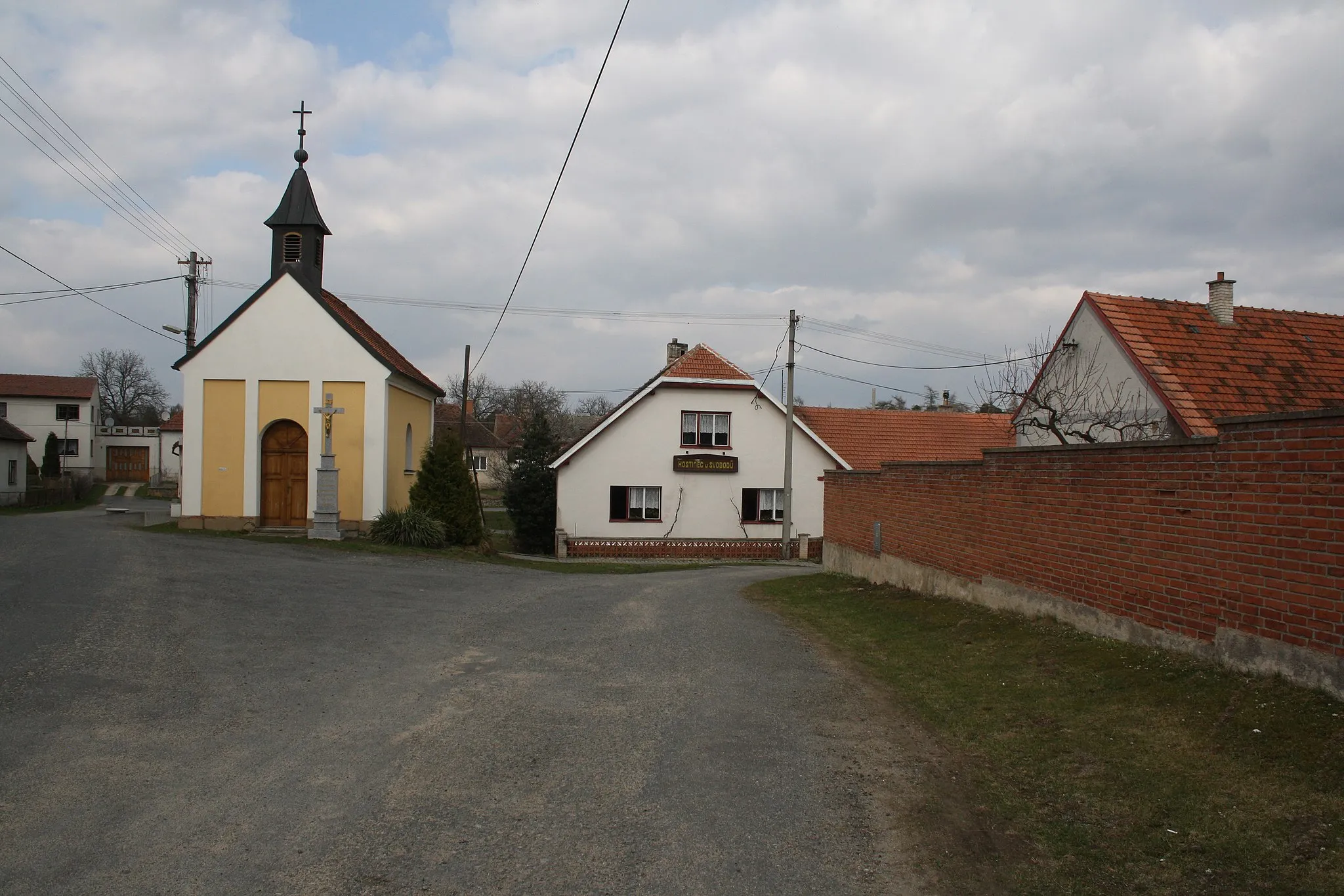 Photo showing: Center of Stropešín with Chapel and pub, Stropešín, Třebíč District.