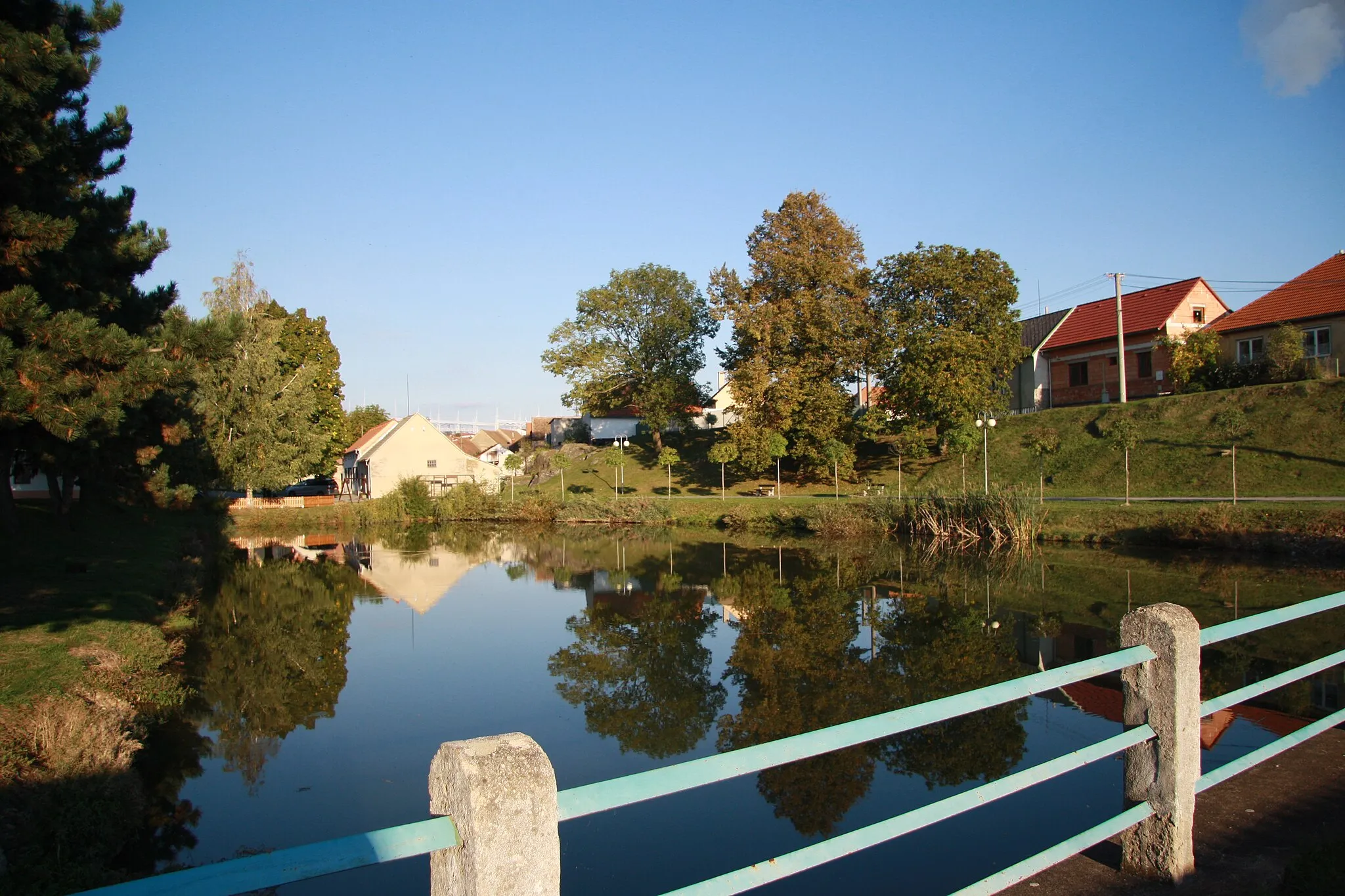 Photo showing: Village Pond in Slavětice, Třebíč District.