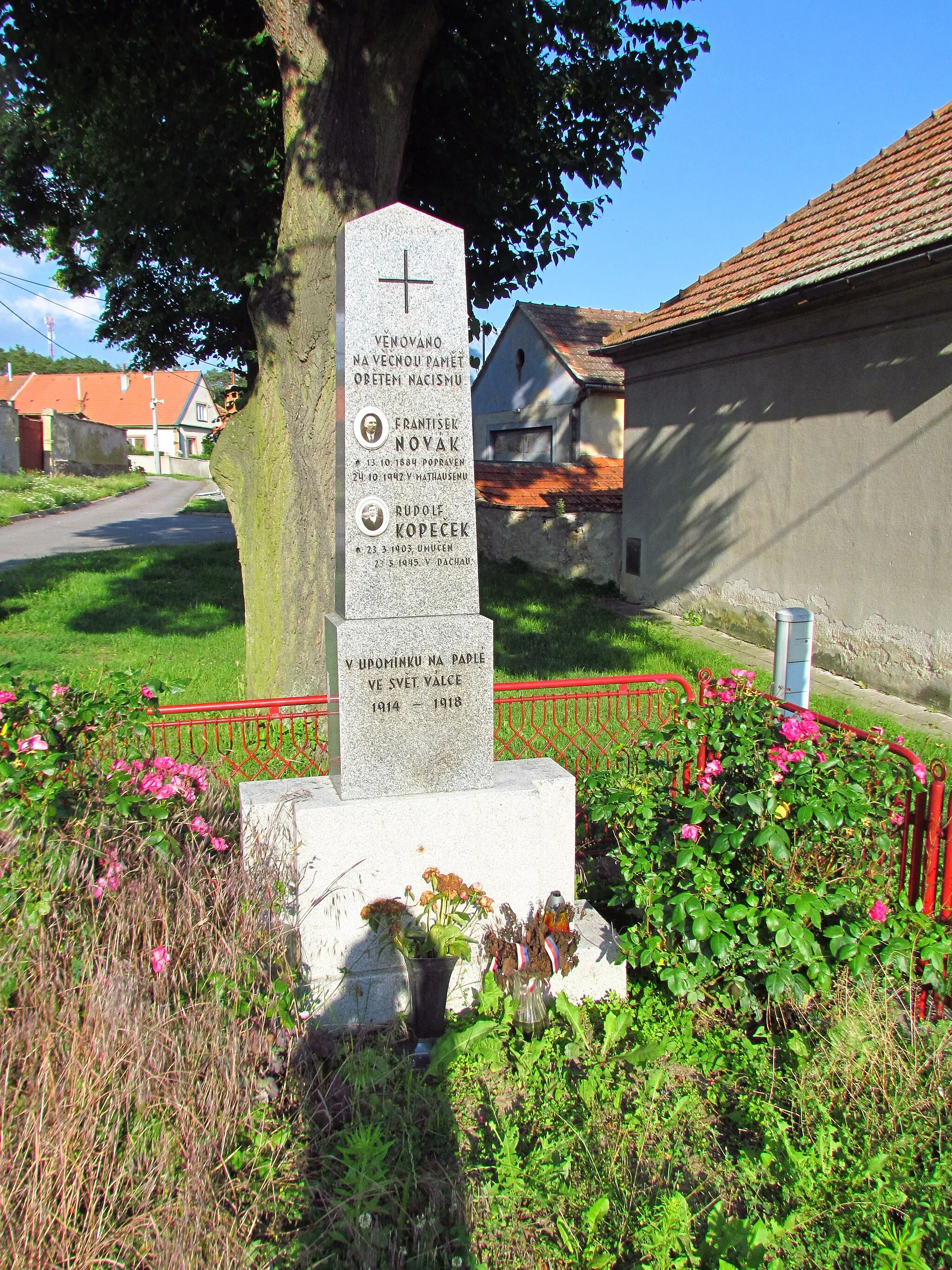 Photo showing: Memorial of victim of World War II in Šemíkovice, Třebíč District.