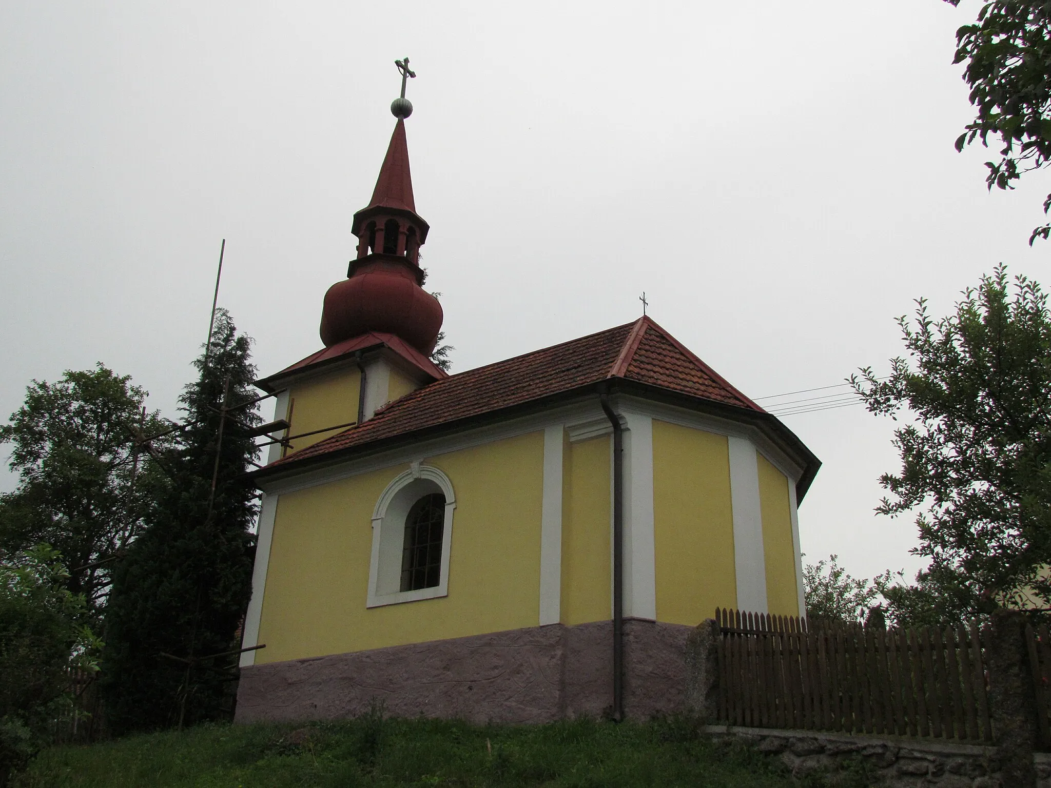 Photo showing: Overview of Chapel of Sacred Heart in Rohy, Třebíč District.