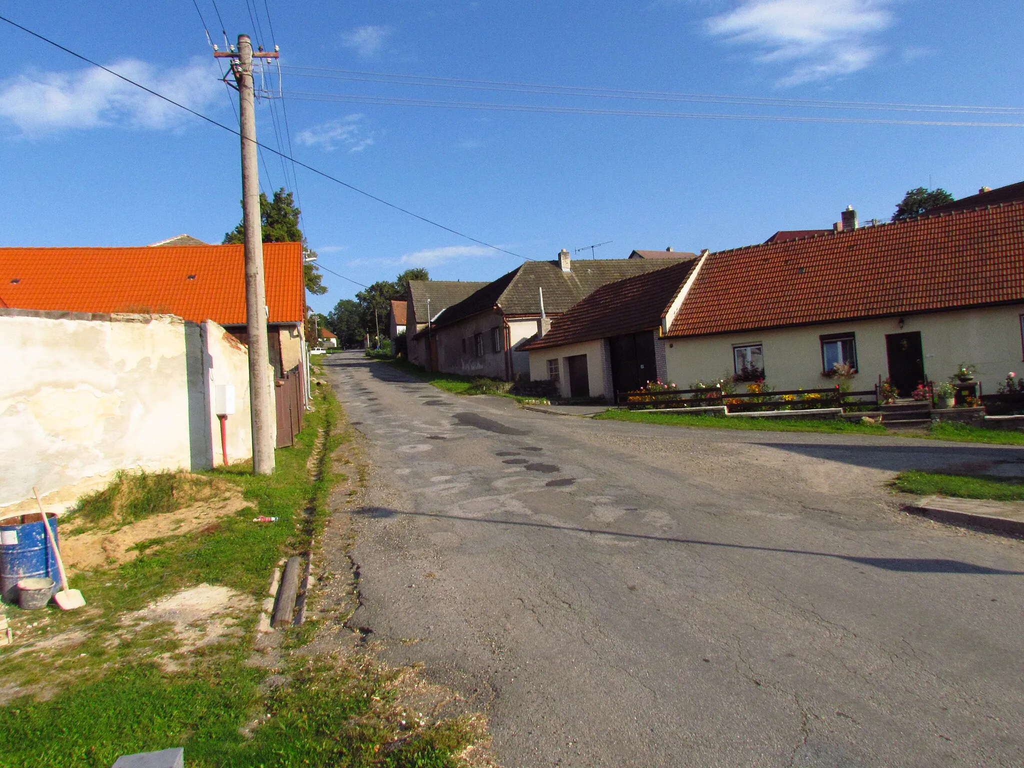 Photo showing: Street in Radošov, Třebíč District.
