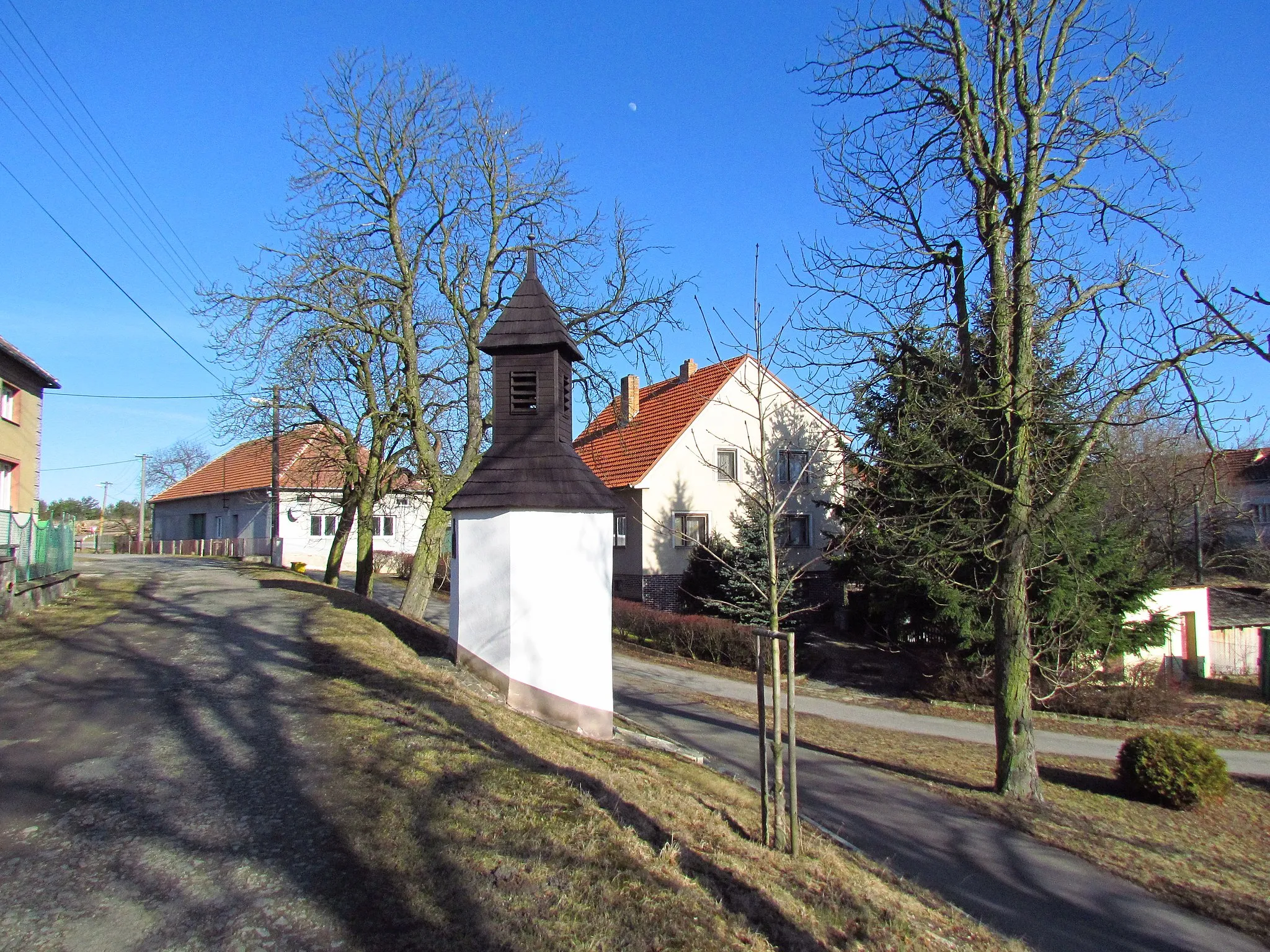 Photo showing: Center with Chapel in Popůvky, Třebíč District.