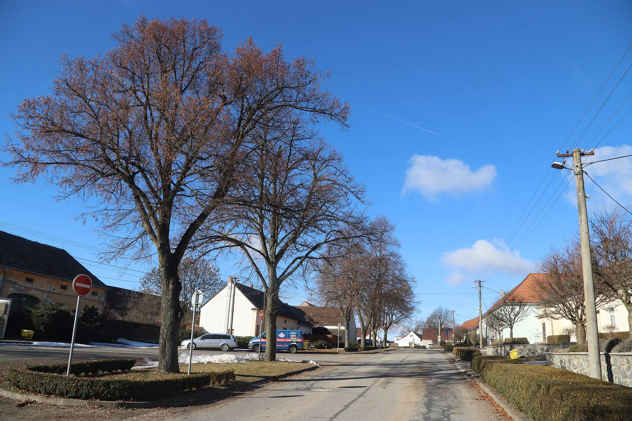 Photo showing: Overview of road in Petrůvky, Třebíč District.