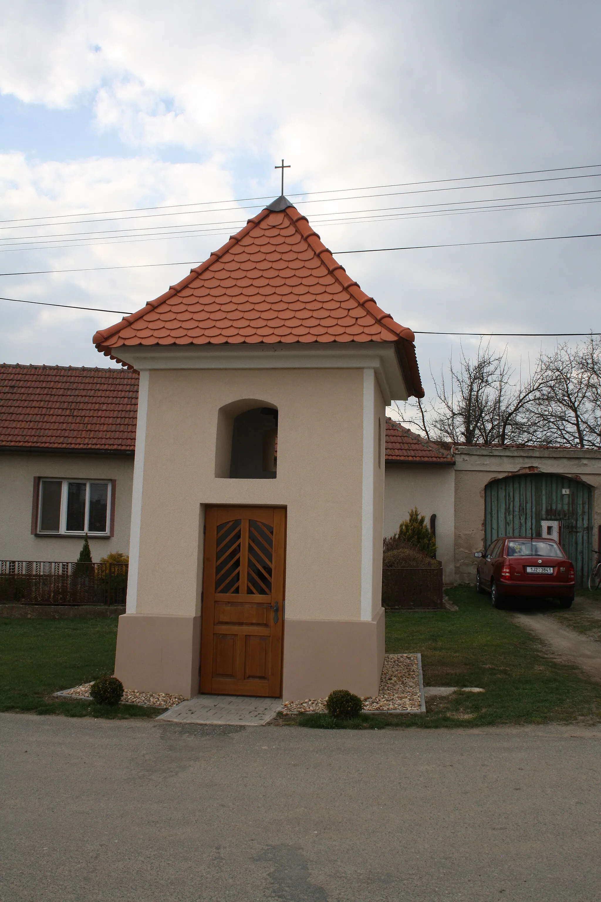 Photo showing: Overview of chapel in Okarec, Třebíč District.