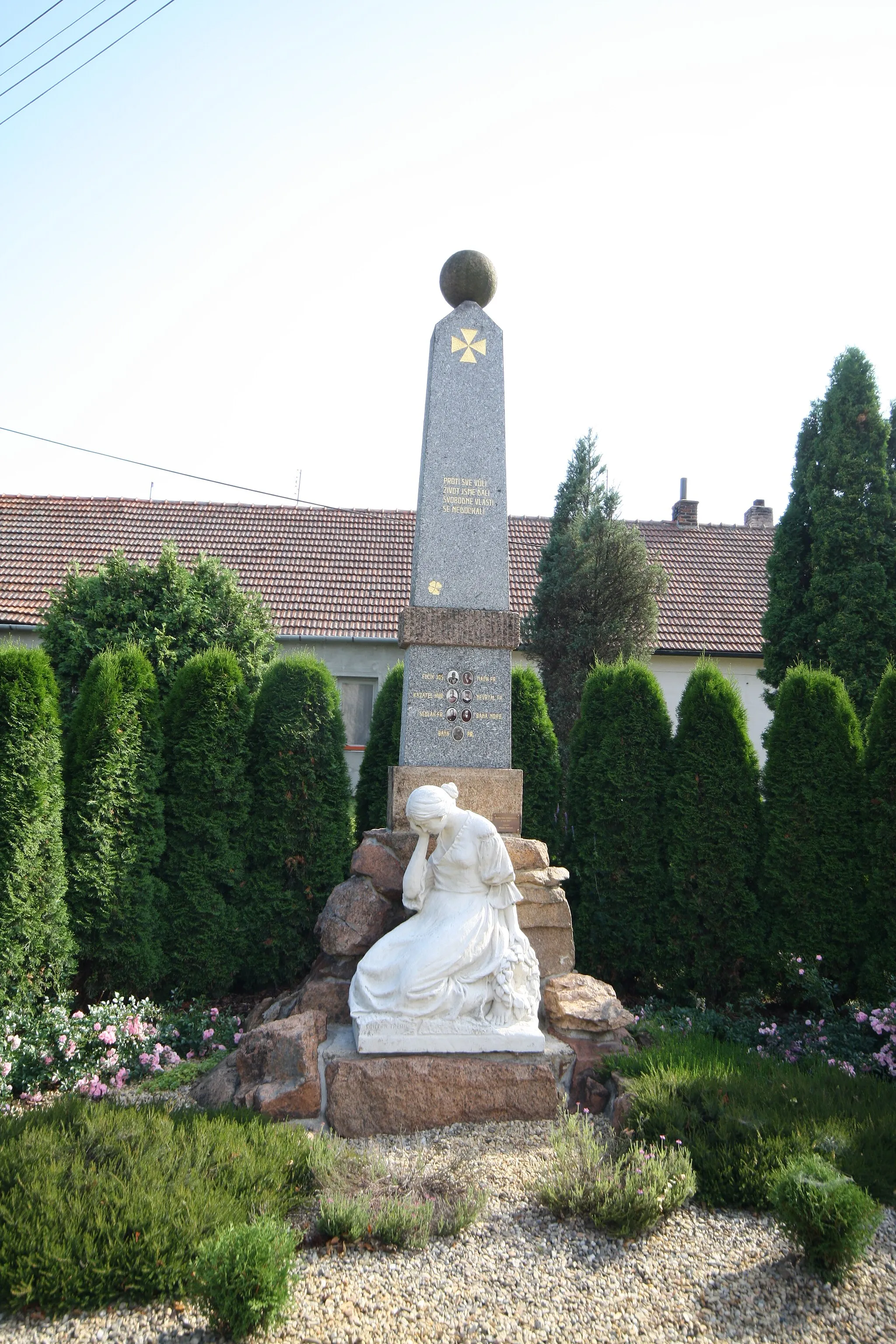 Photo showing: Detail of Memorial of World War II in Ocmanice, Třebíč District.