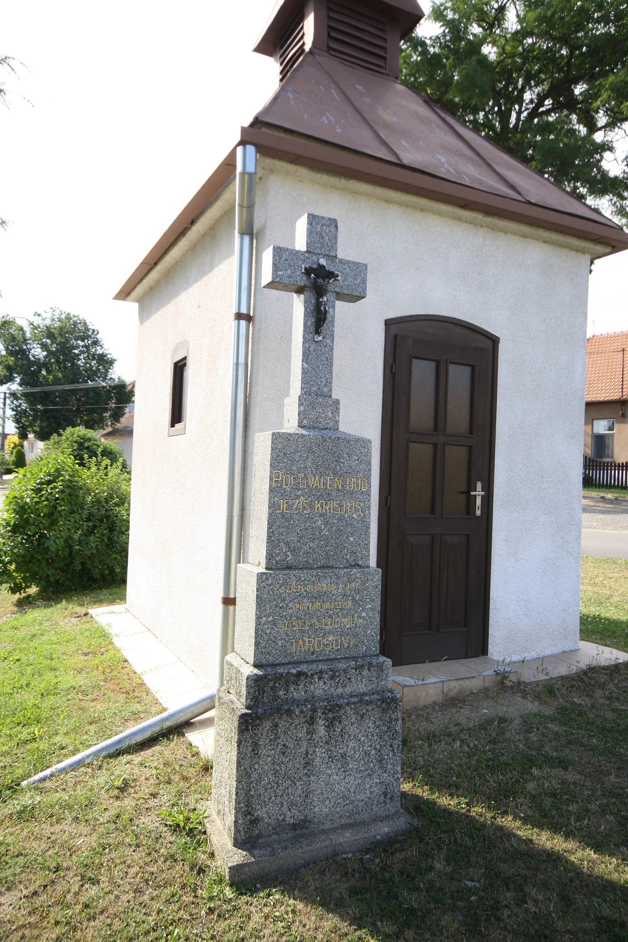 Photo showing: Wayside cross near belltower in Ocmanice, Třebíč District.