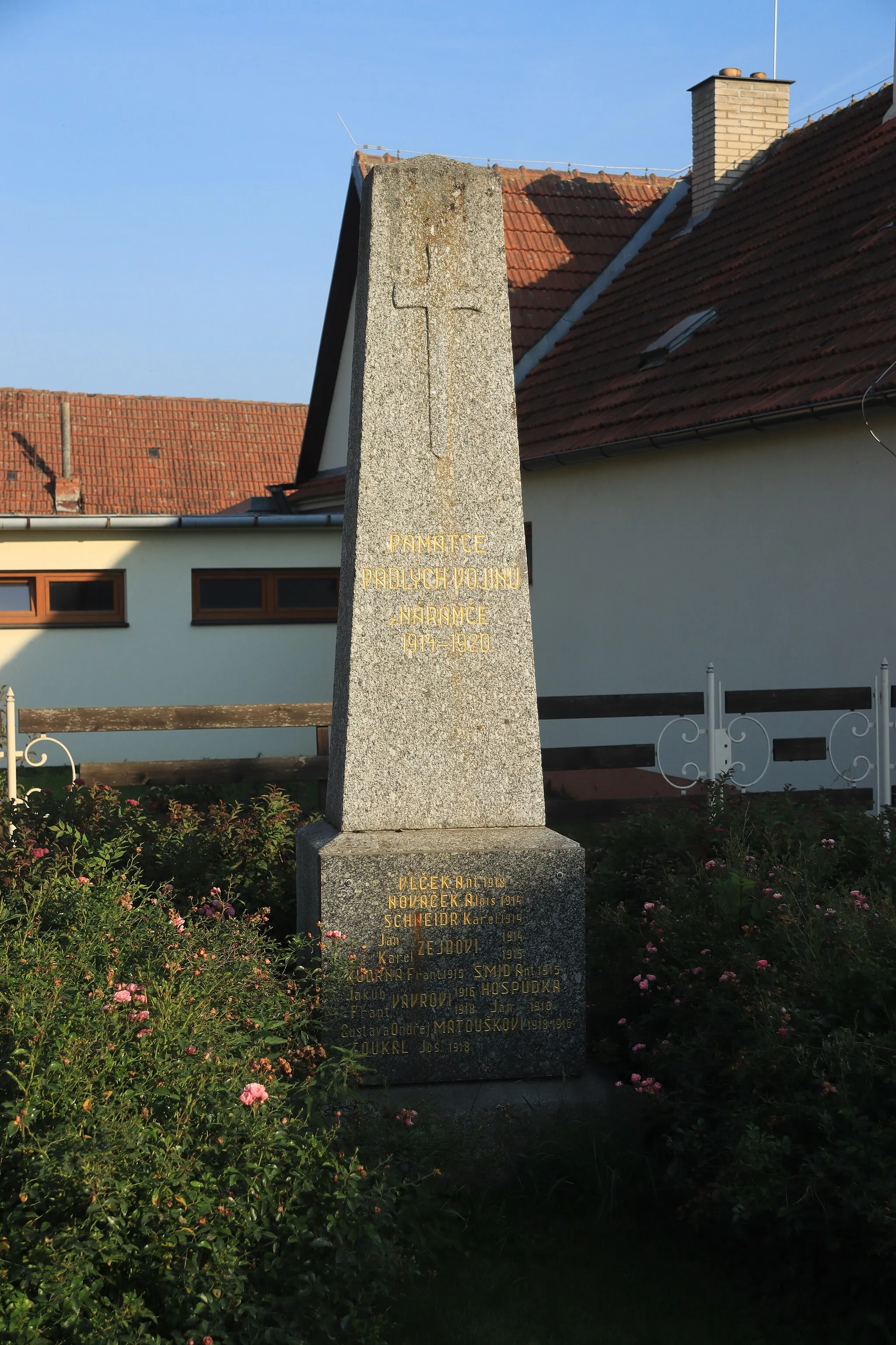 Photo showing: Overview of World War I memorial in Nárameč, Třebíč District.