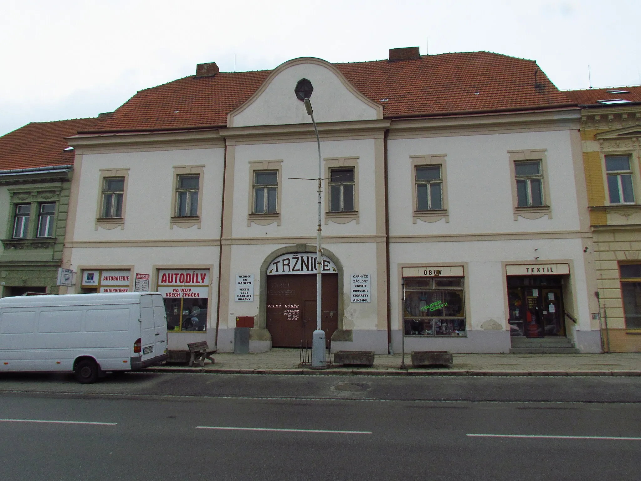 Photo showing: Market at Náměstí Míru in Moravské Budějovice, Třebíč District.