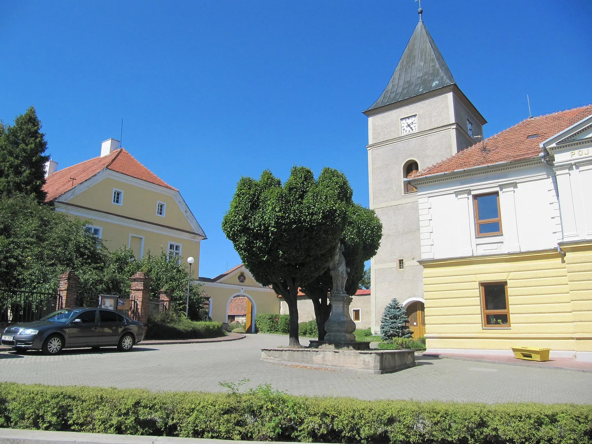 Photo showing: Mohelno in Třebíč District, Czech Republic. Rectory from 1775, tower of All Saints' Church from the 15th century and statue of St. Florian.
