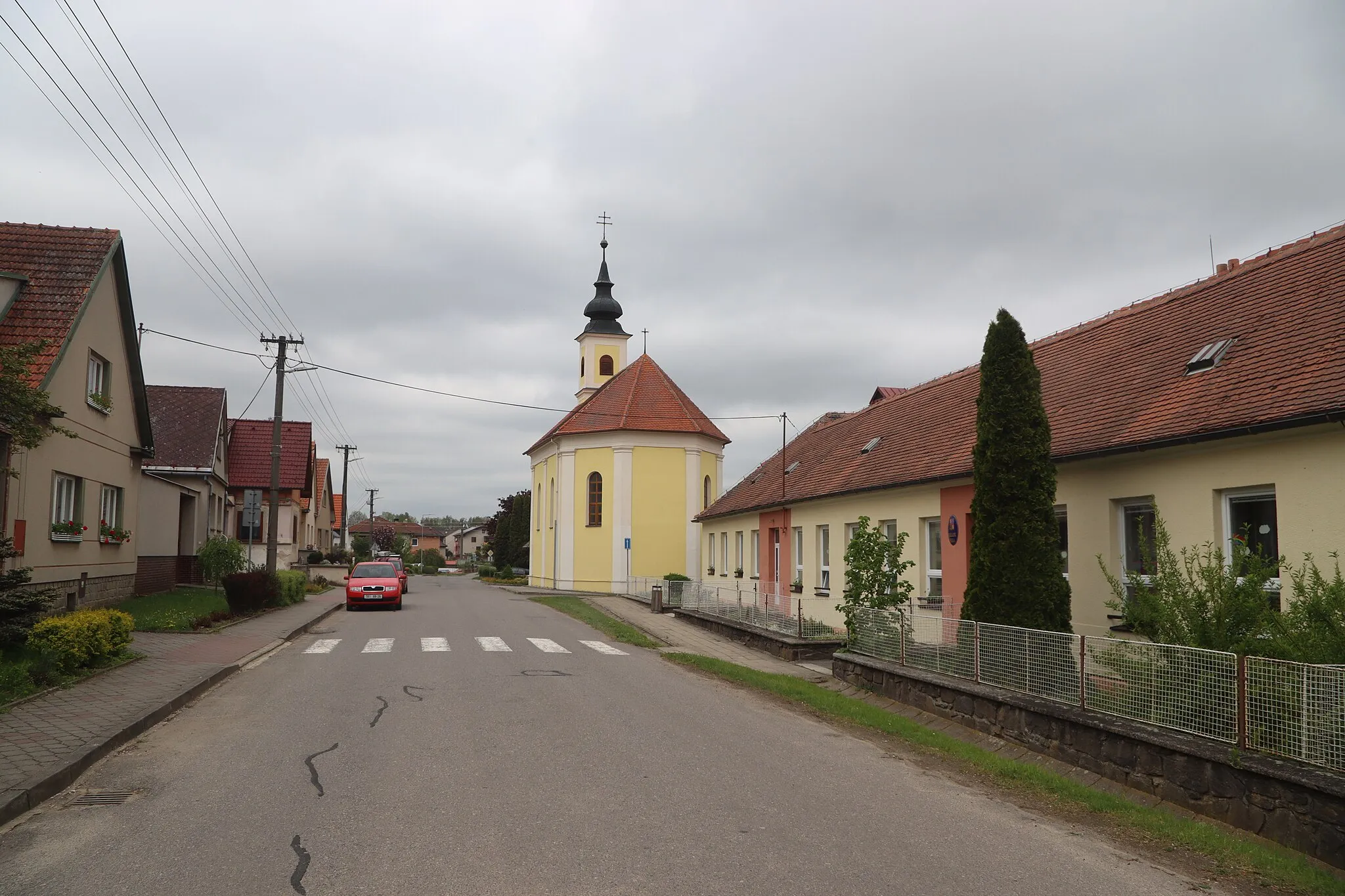 Photo showing: Overview of road III/15218 in Mladoňovice, Třebíč District.