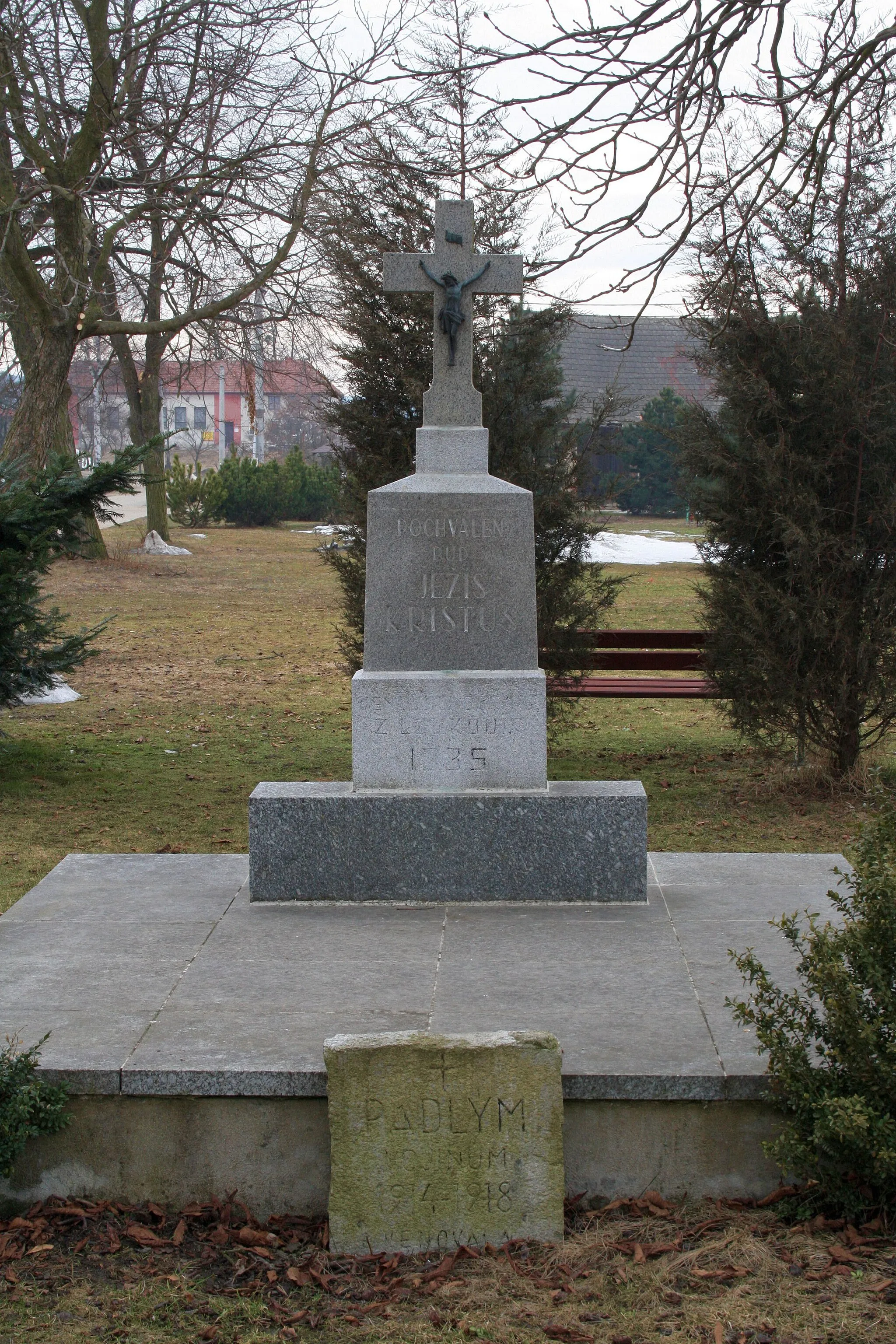Photo showing: World War I and World War II memorials in Loukovice.