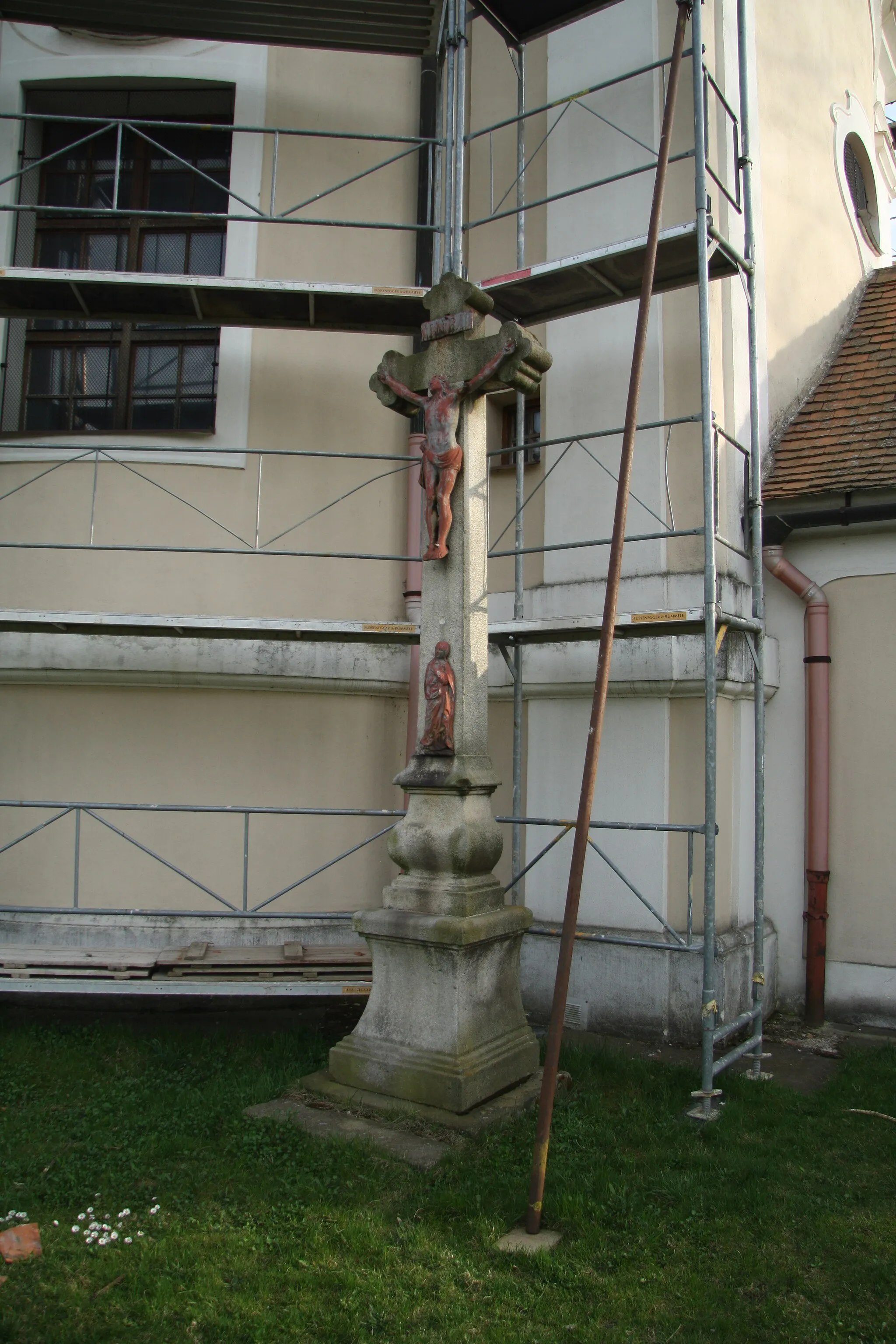 Photo showing: Wayside cross near church of Saint John of Nepomuk in Litohoř, Třebíč District.
