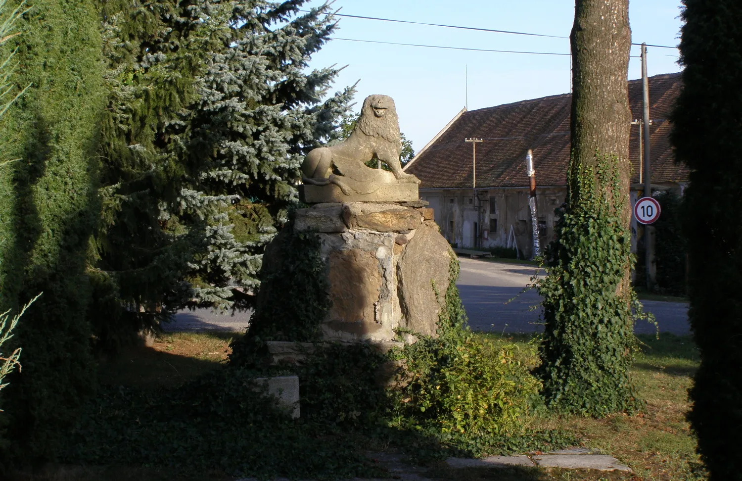 Photo showing: Lesonice village (Třebíč district). Monument on the village square