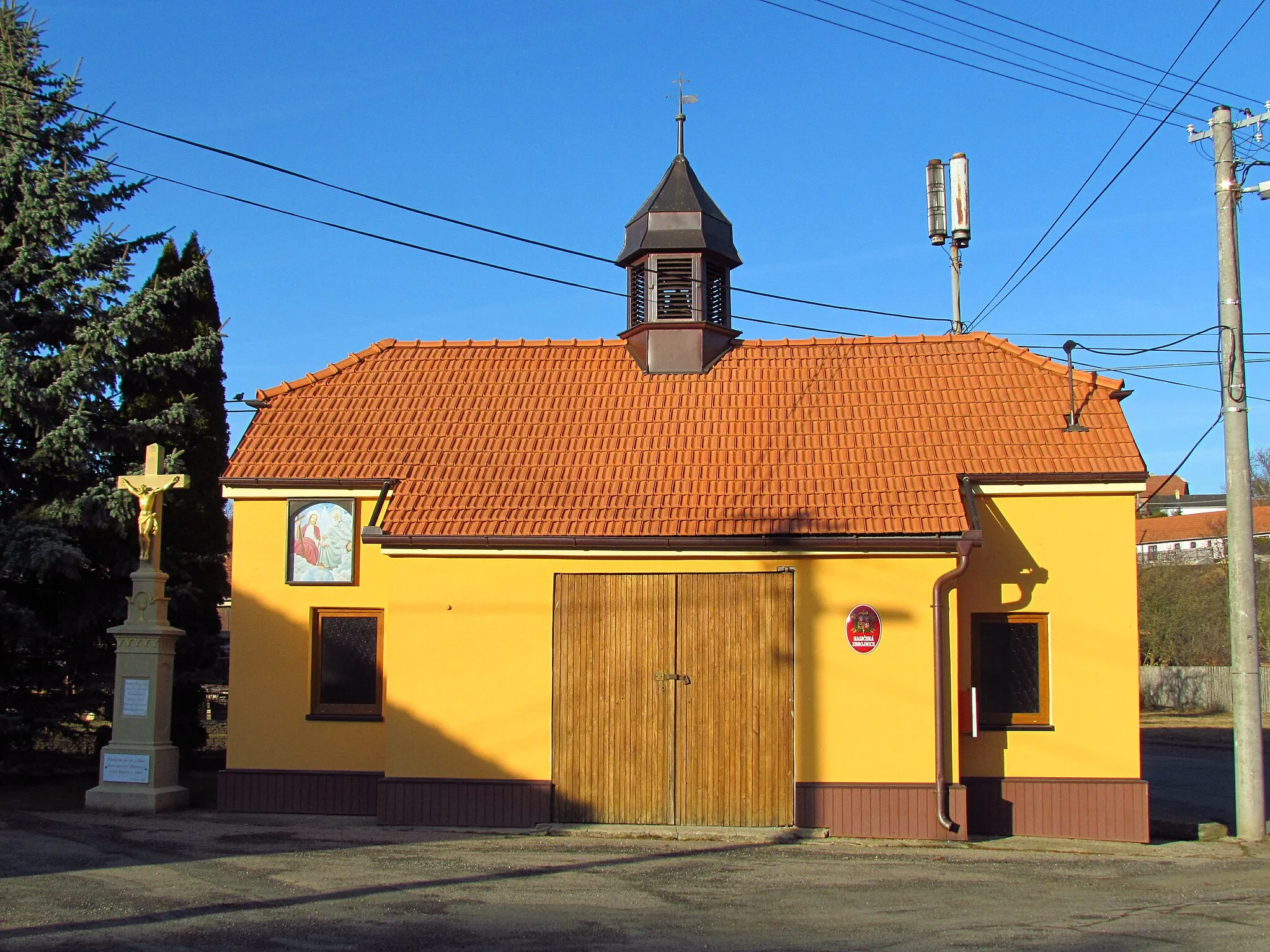 Photo showing: Firefighting building and chapel in Kuroslepy, Třebíč District.