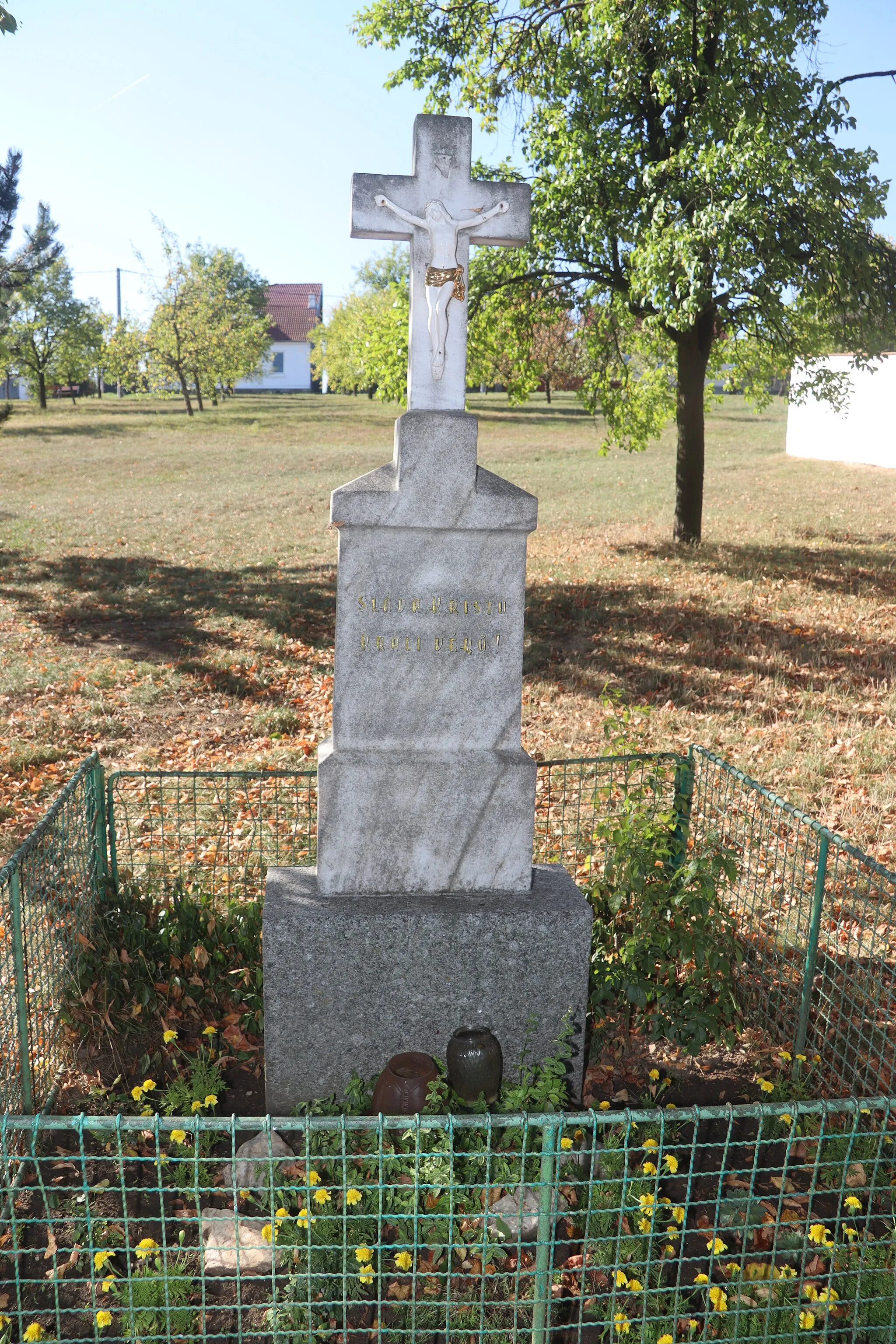 Photo showing: Overview of wayside cross near cemetery in Krahulov, Třebíč District.