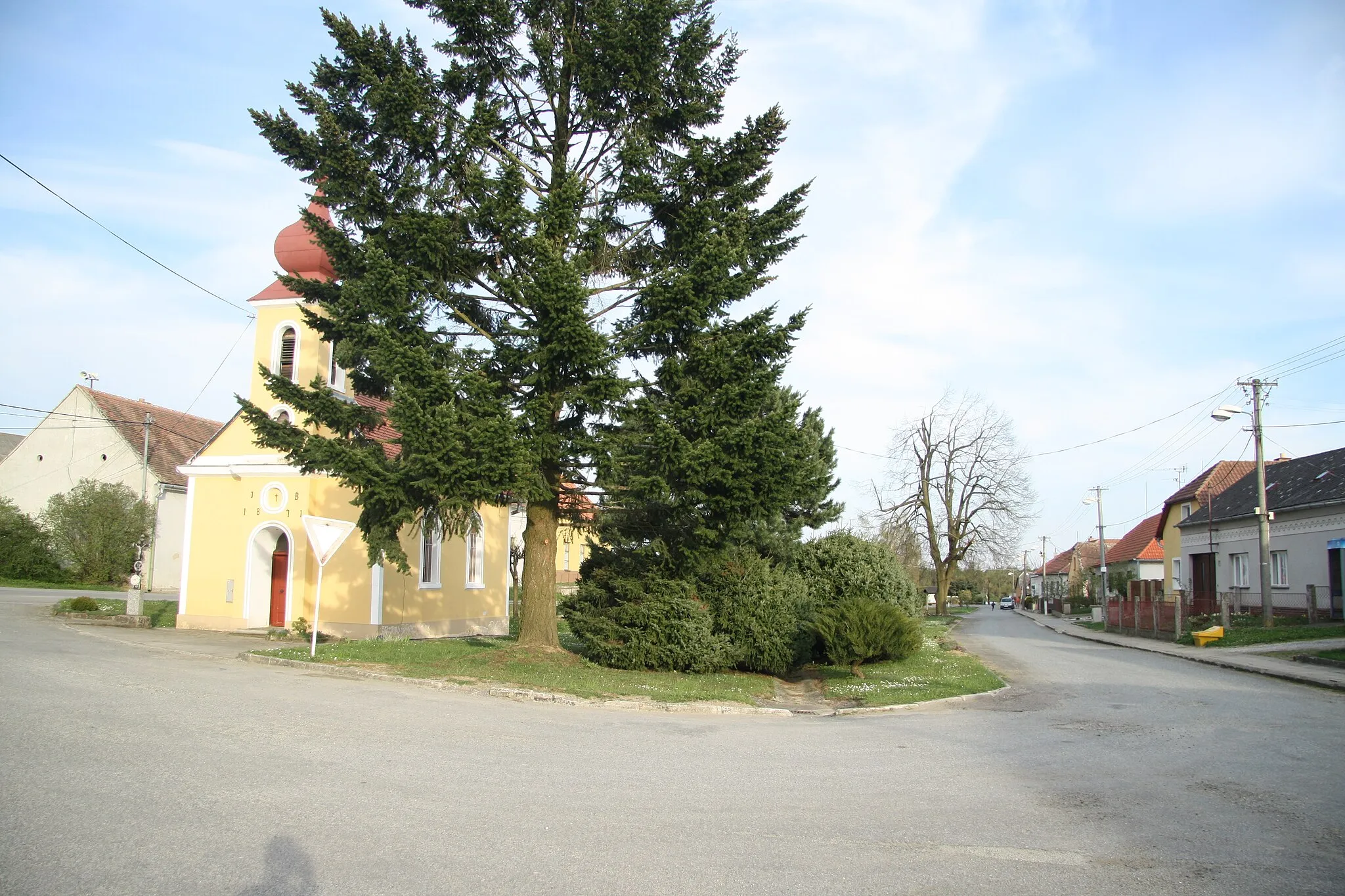 Photo showing: Center of Komárovice with chapel of Saint Joseph in Komárovice, Třebíč District.