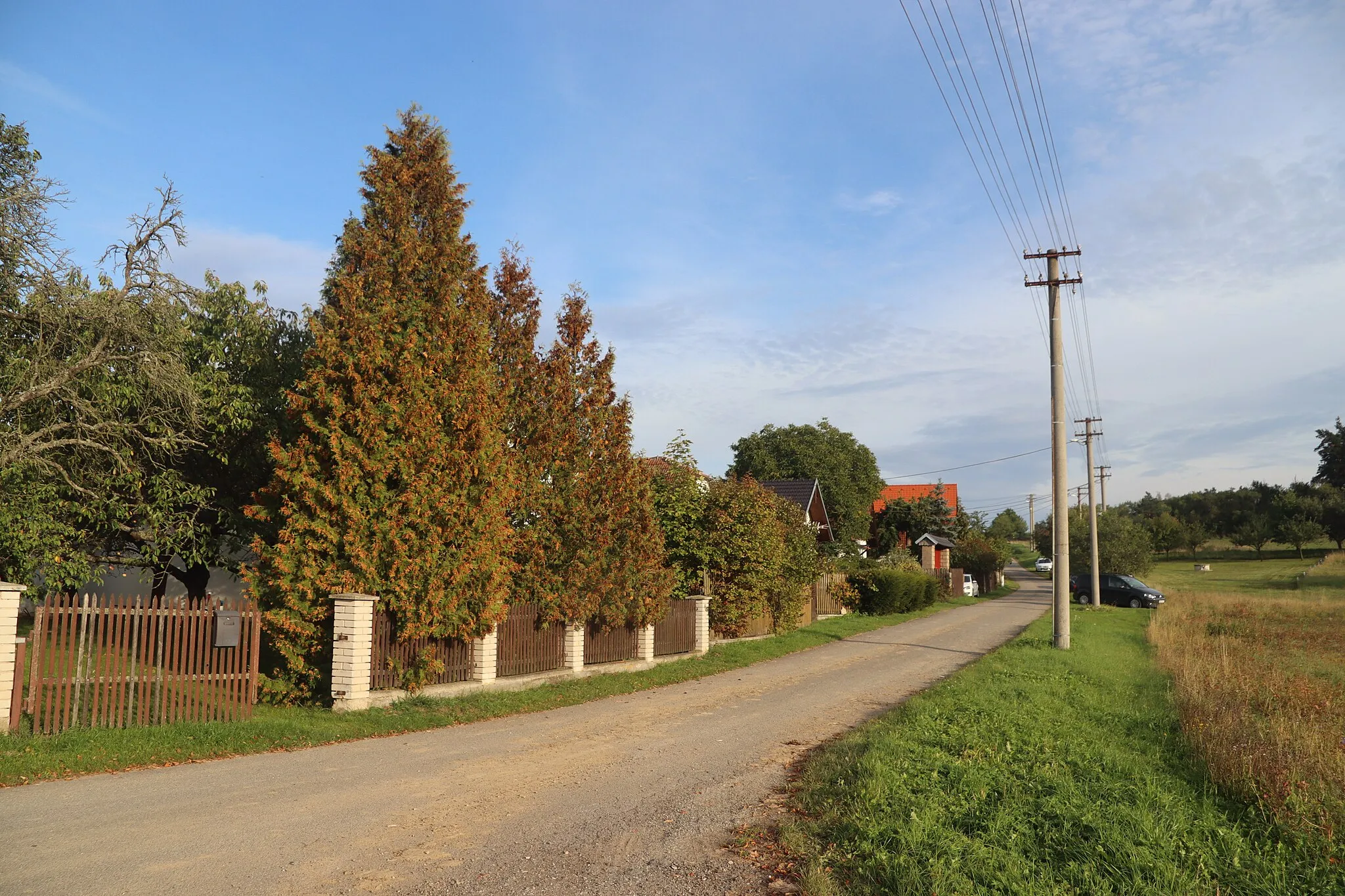Photo showing: Overview of road in Klementice, Kamenná, Třebíč District.