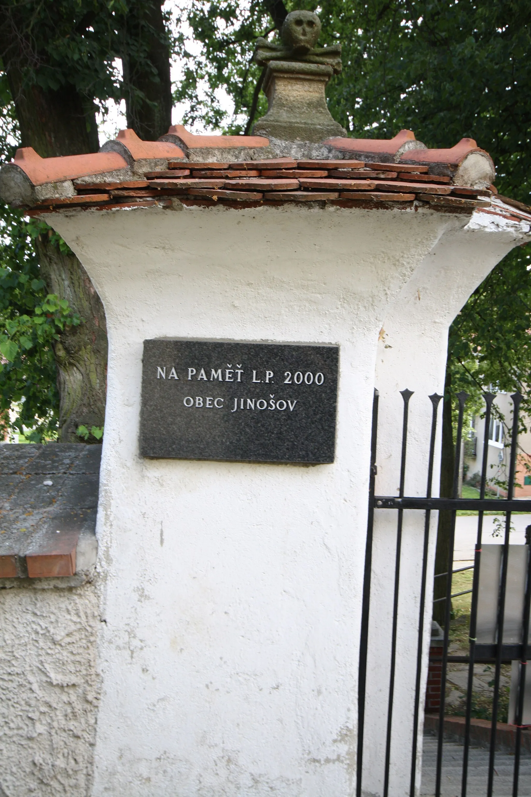 Photo showing: Plaque of memorial of year 2000 near church of Saint Peter and Paul in Jinošov, Třebíč District.