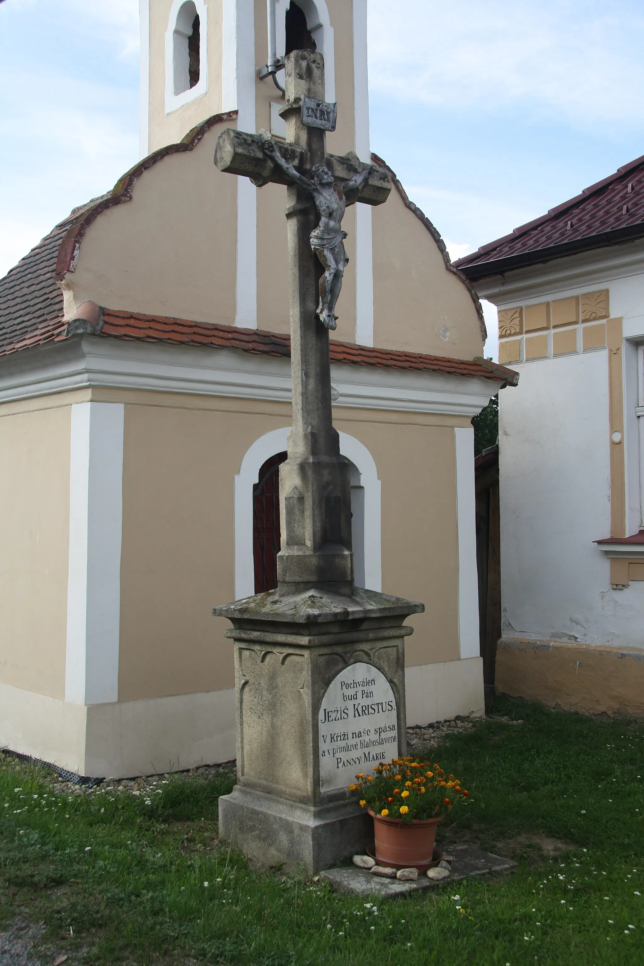 Photo showing: Wayside cross near Chapel of Saint Anthony of Padua at Popovická street in Jaroměřice nad Rokytnou, Třebíč District.