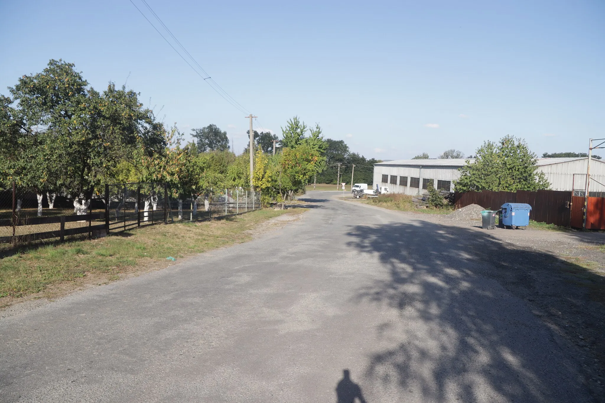 Photo showing: Overview of road III/36079 at Nádražní street in Popovice, Jaroměřice nad Rokytnou, Třebíč District.