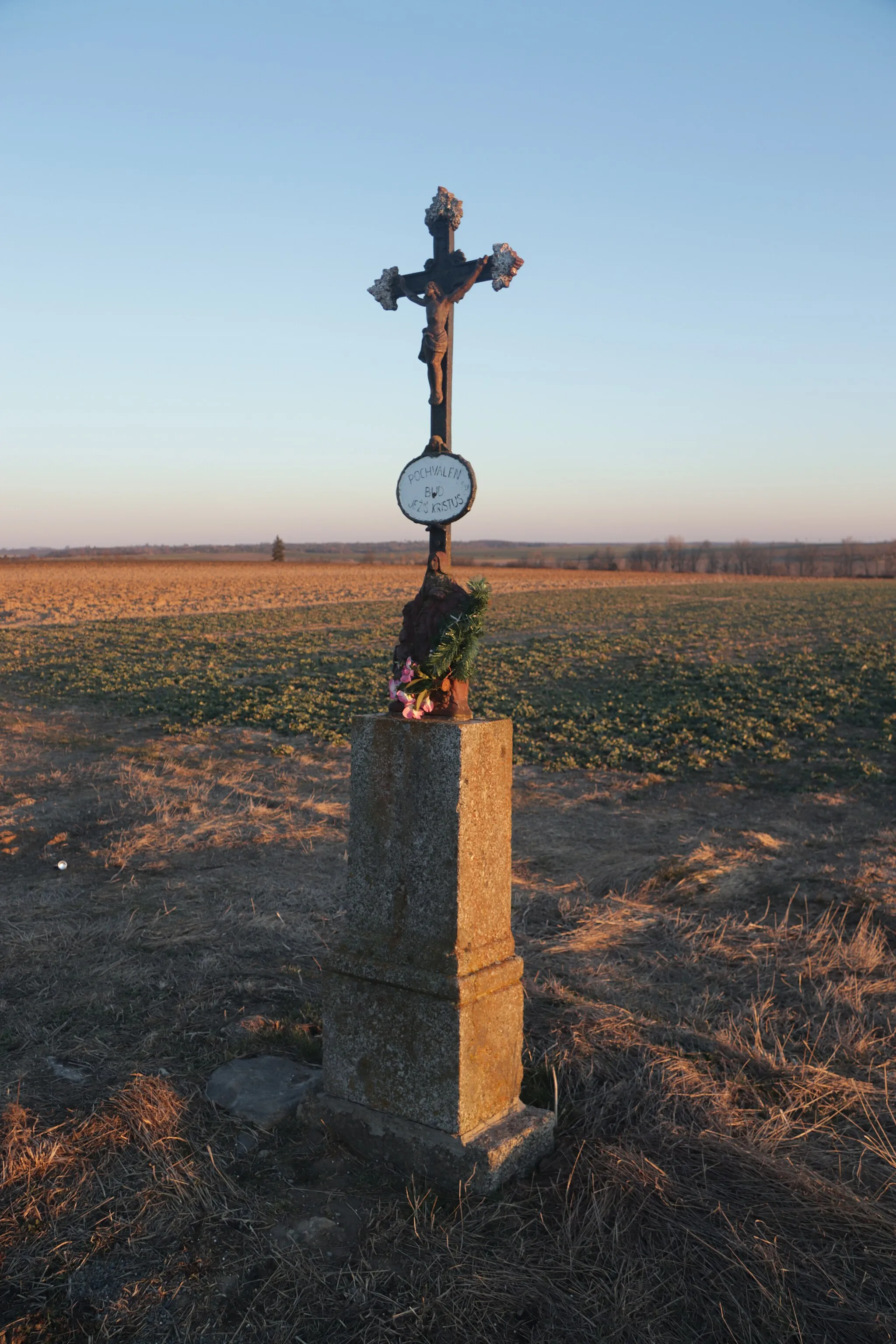 Photo showing: Overview of wayside cross near Popovice, Jaroměřice nad Rokytnou, Třebíč District.