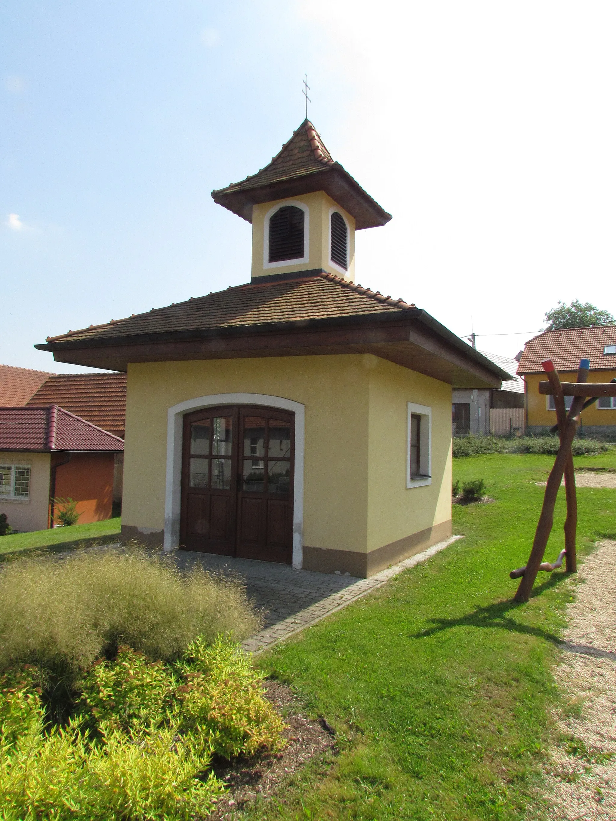 Photo showing: Overview of bell tower in Hroznatín, Třebíč District.