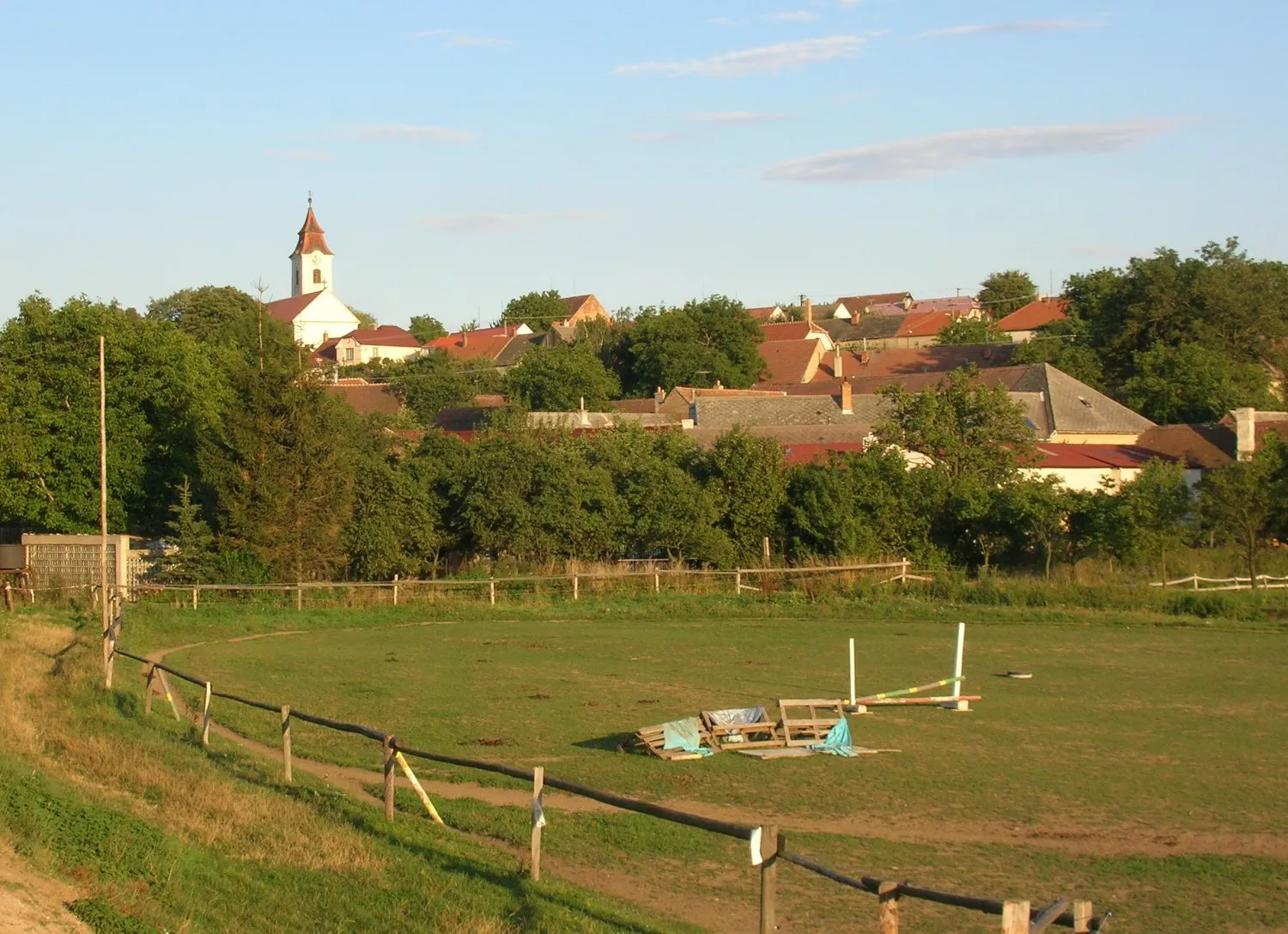 Photo showing: Horní Újezd. View from the railroad crossing