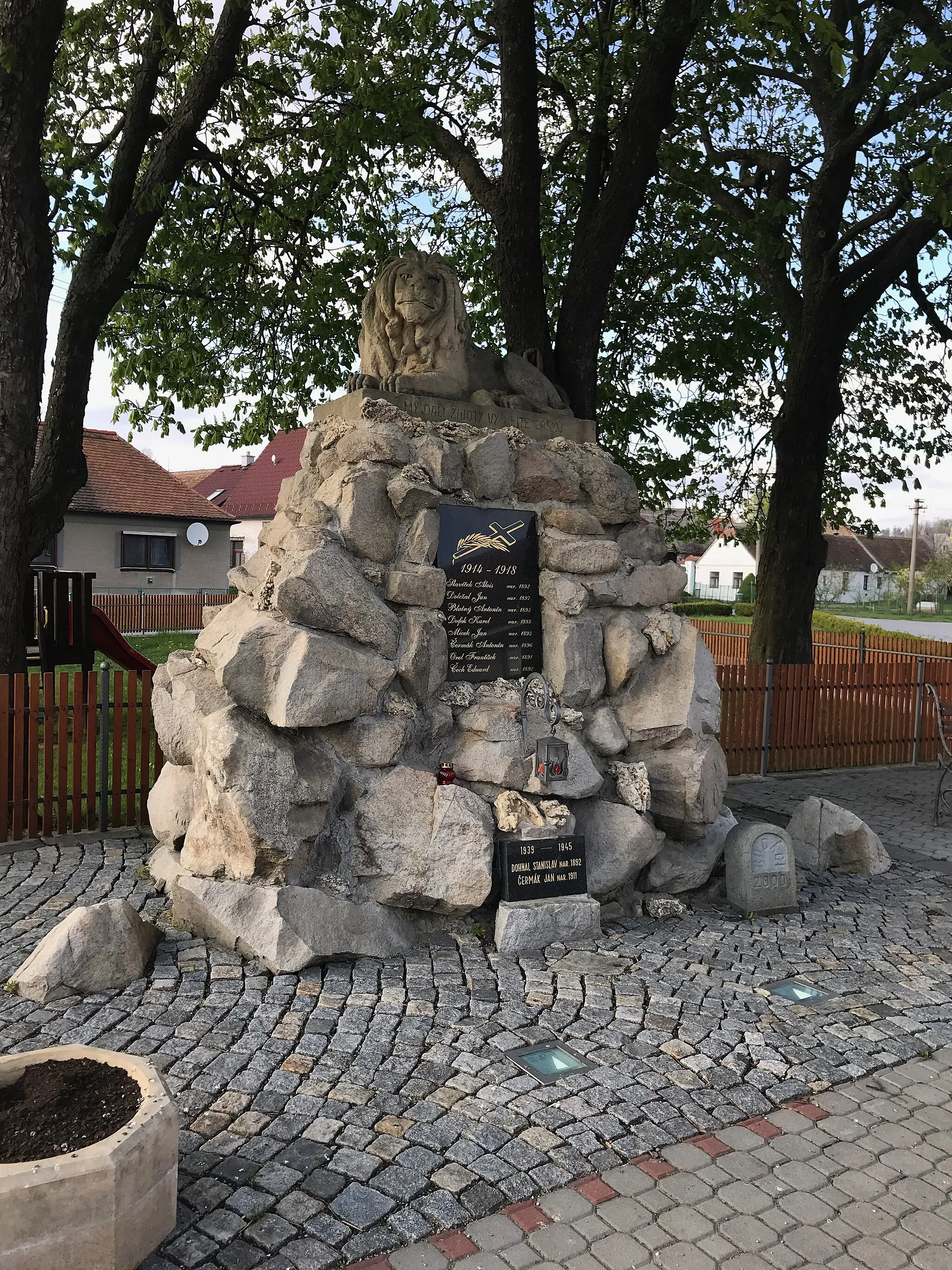 Photo showing: Overview of World Wars memorial in Horní Újezd, Třebíč District.