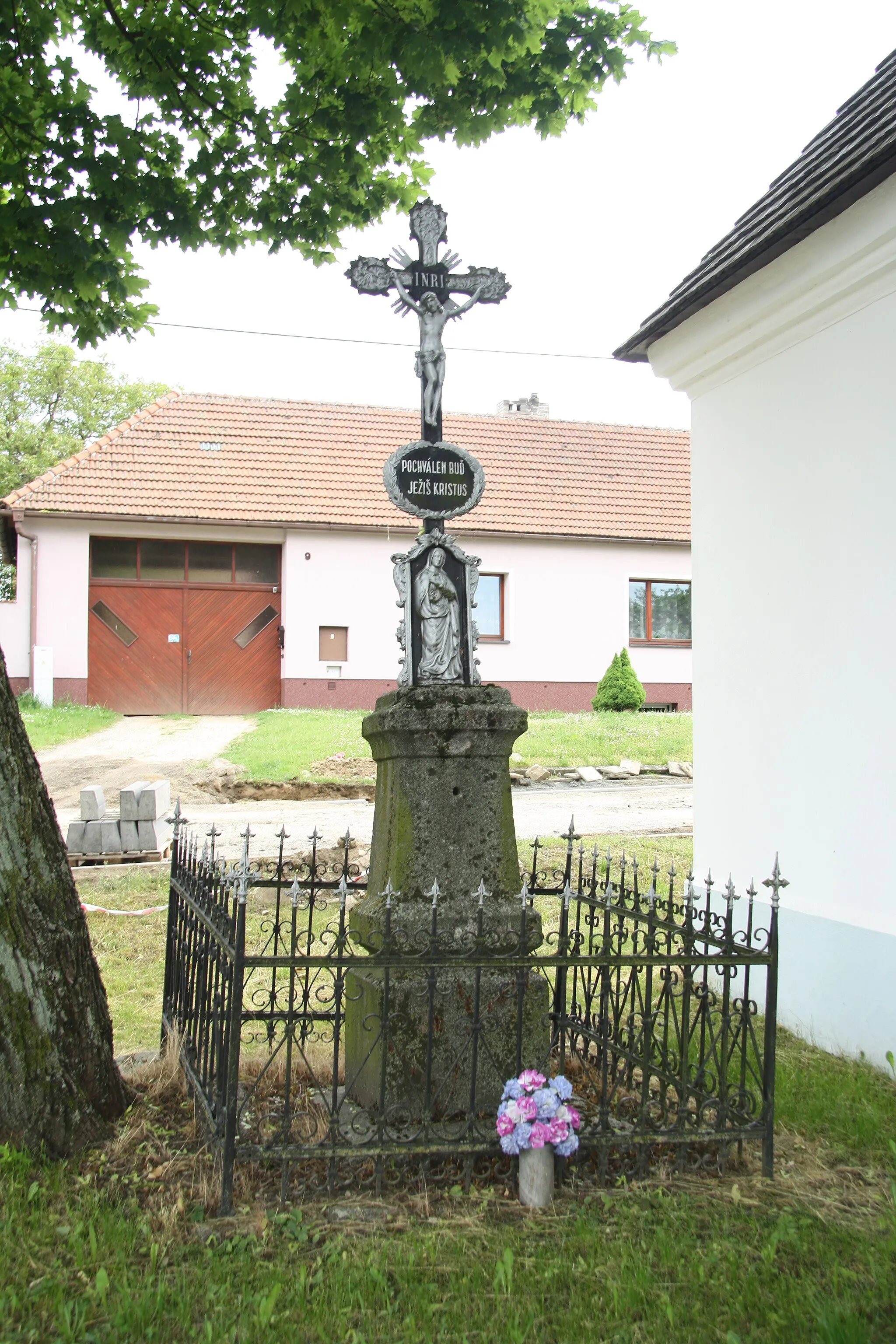 Photo showing: Wayside cross near chapel in Hodov, Třebíč District.