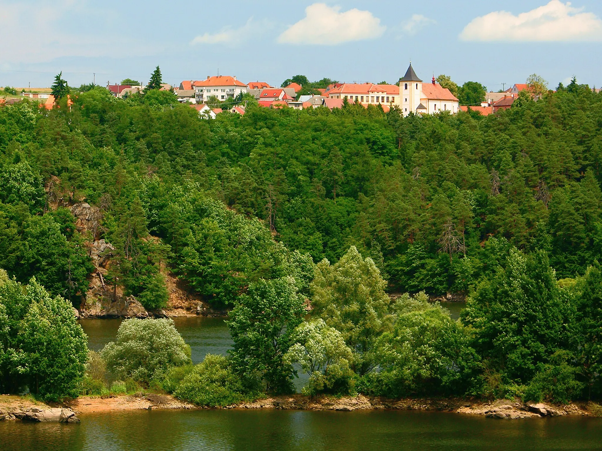 Photo showing: Hartvíkovice u Náměště nad Oslavou, v popředí dalešická přehrada.