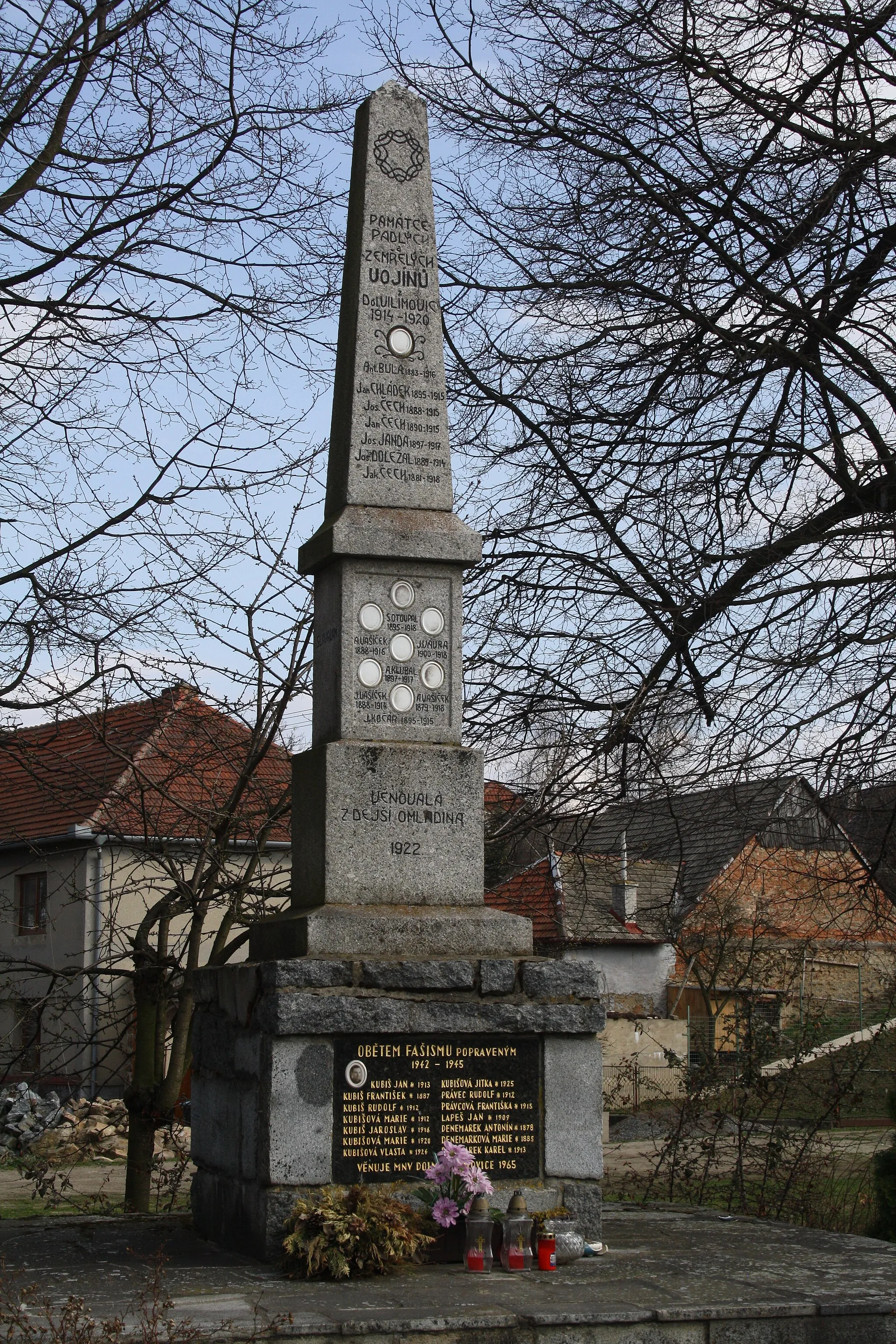 Photo showing: World War I and II memorial in Dolní Vilémovice, Třebíč District.