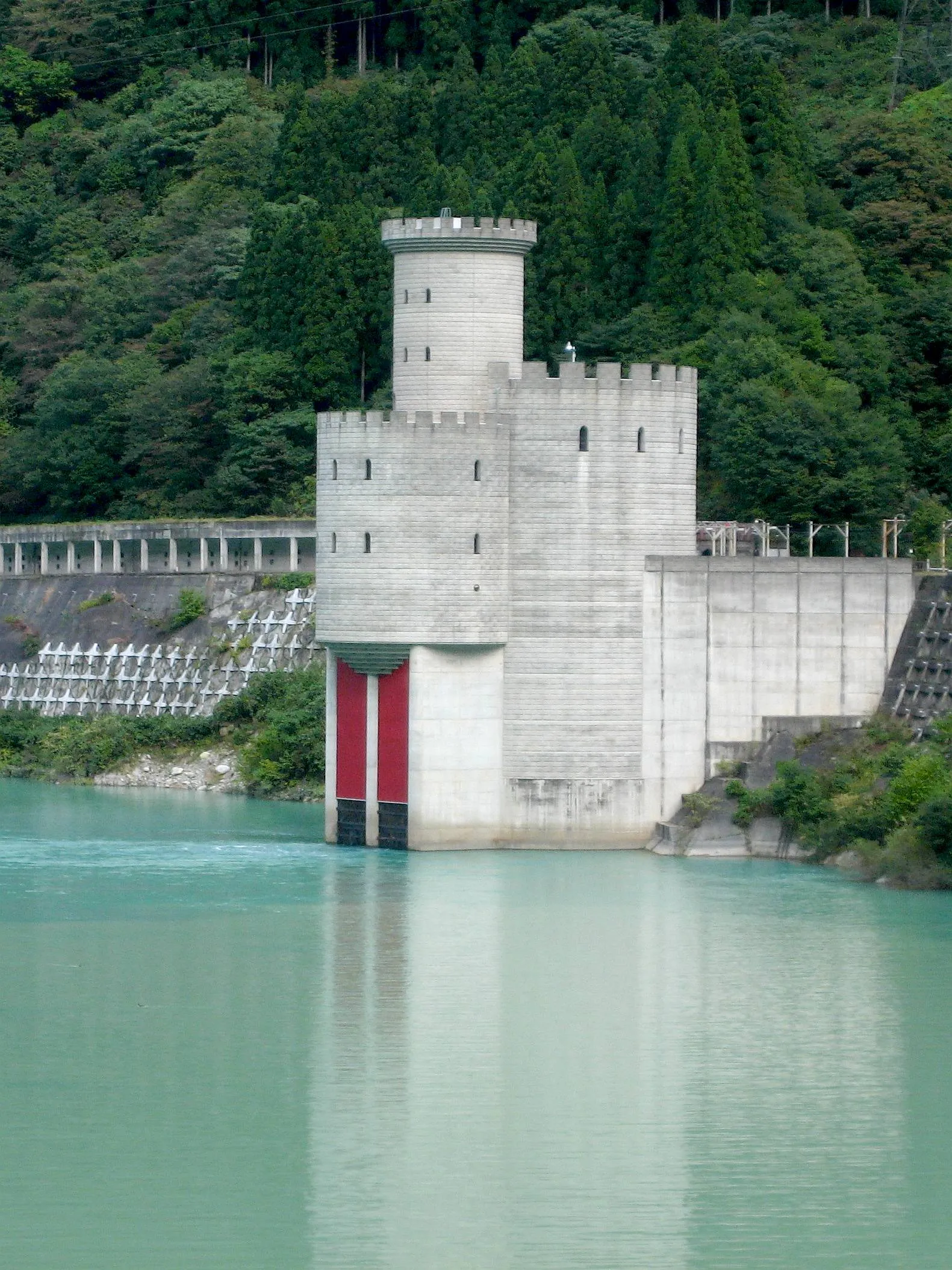 Photo showing: Unazuki Dam (ja:宇奈月ダム) in Kurobe city, Toyama prefecture, Japan.