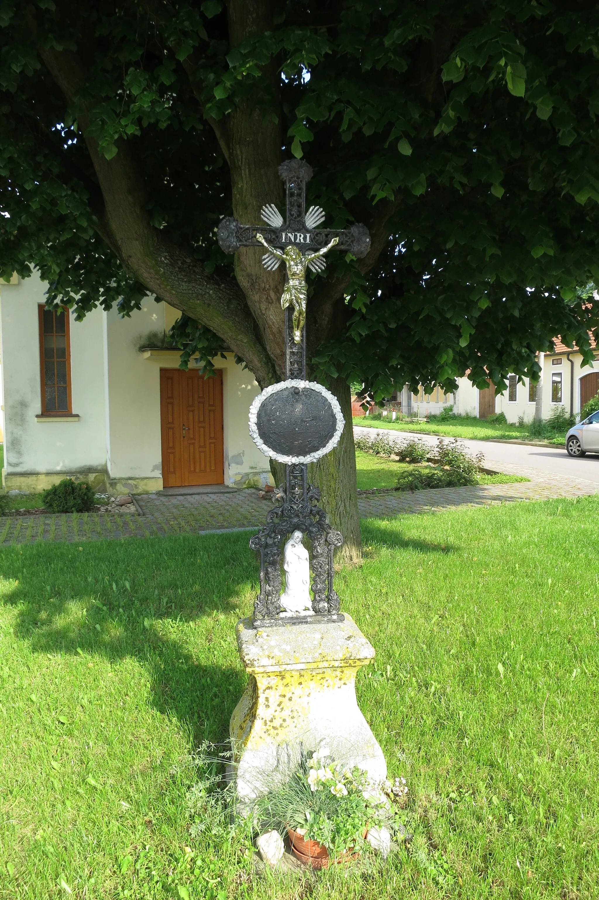 Photo showing: Cross near Chapel of Saint Wenceslaus in Chtěbudice, Třebíč District.