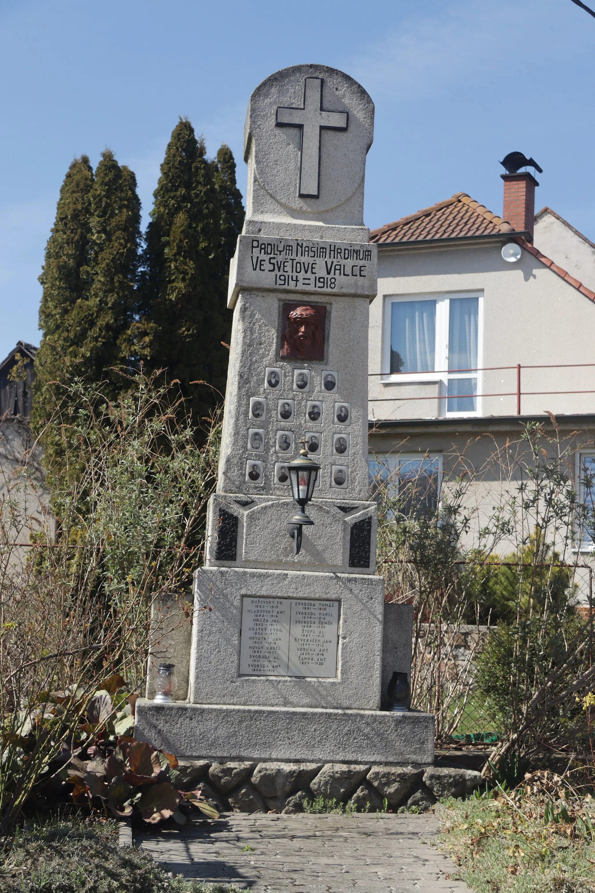 Photo showing: Overview of World War I memorial in Chlístov, Třebíč District.