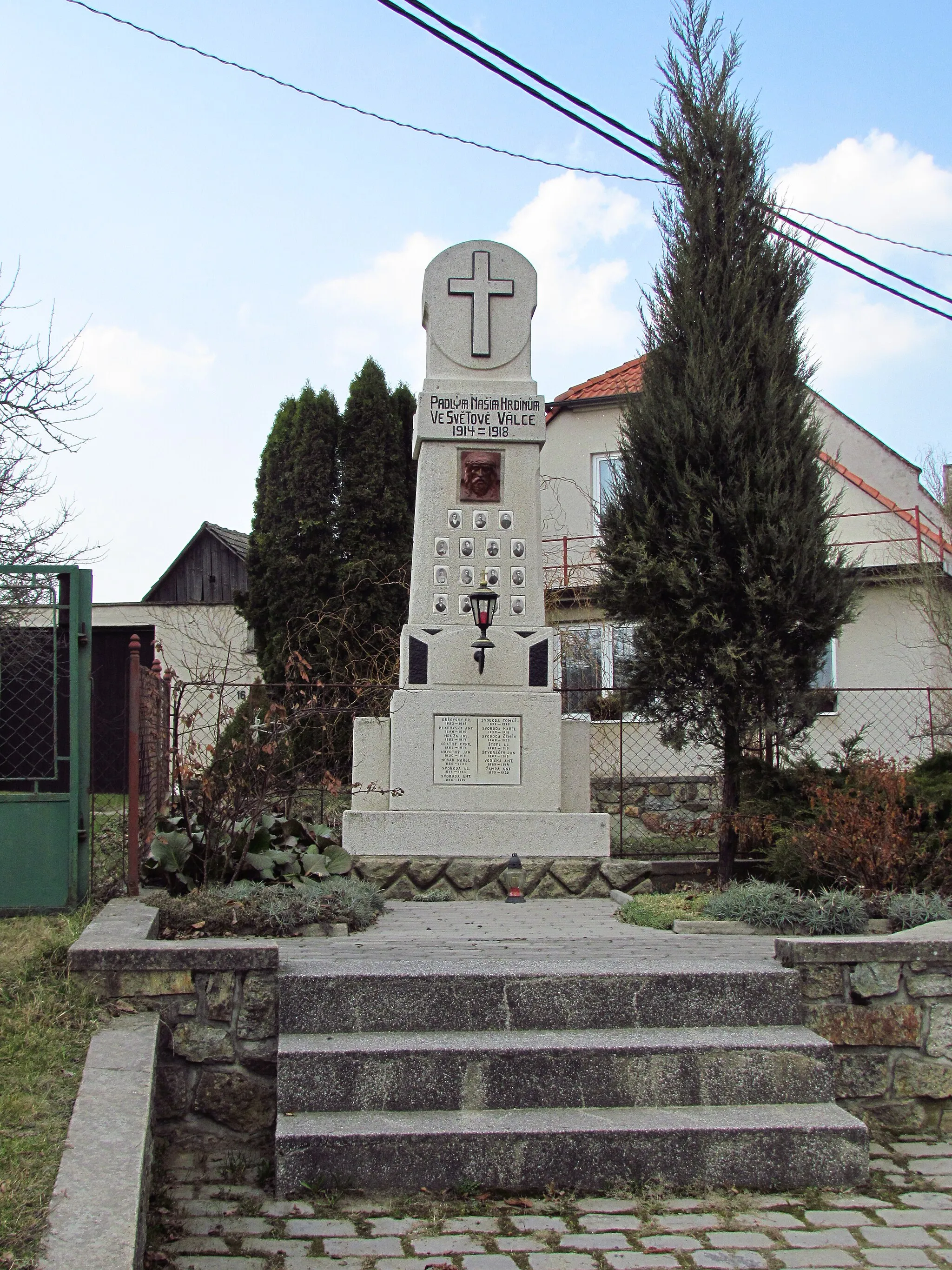 Photo showing: Overview of World War I memorial in Chlístov, Třebíč District.