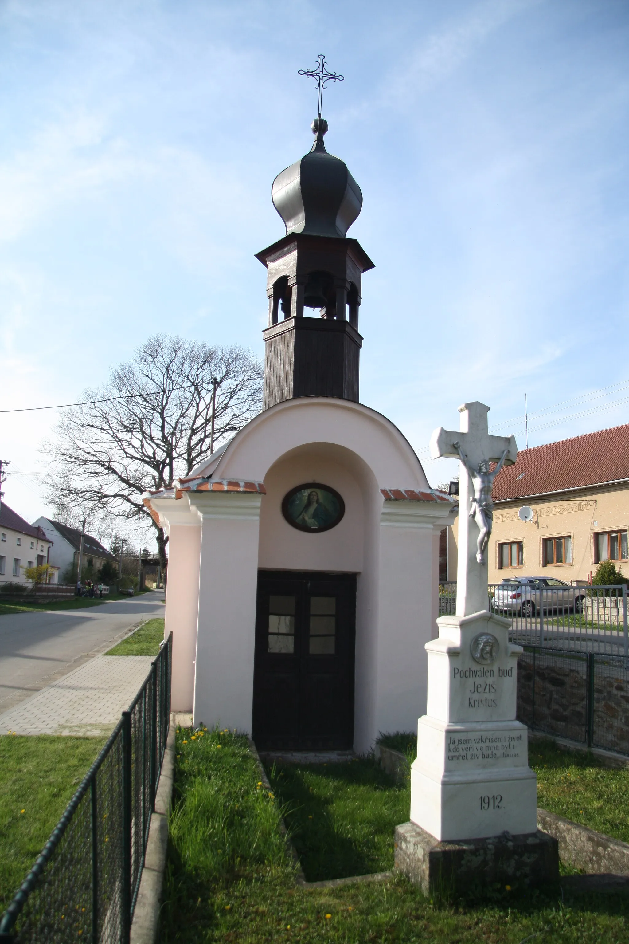 Photo showing: Overview of wayside cross and chapel of saints Cyril and Methodius in Bohušice, Třebíč District.