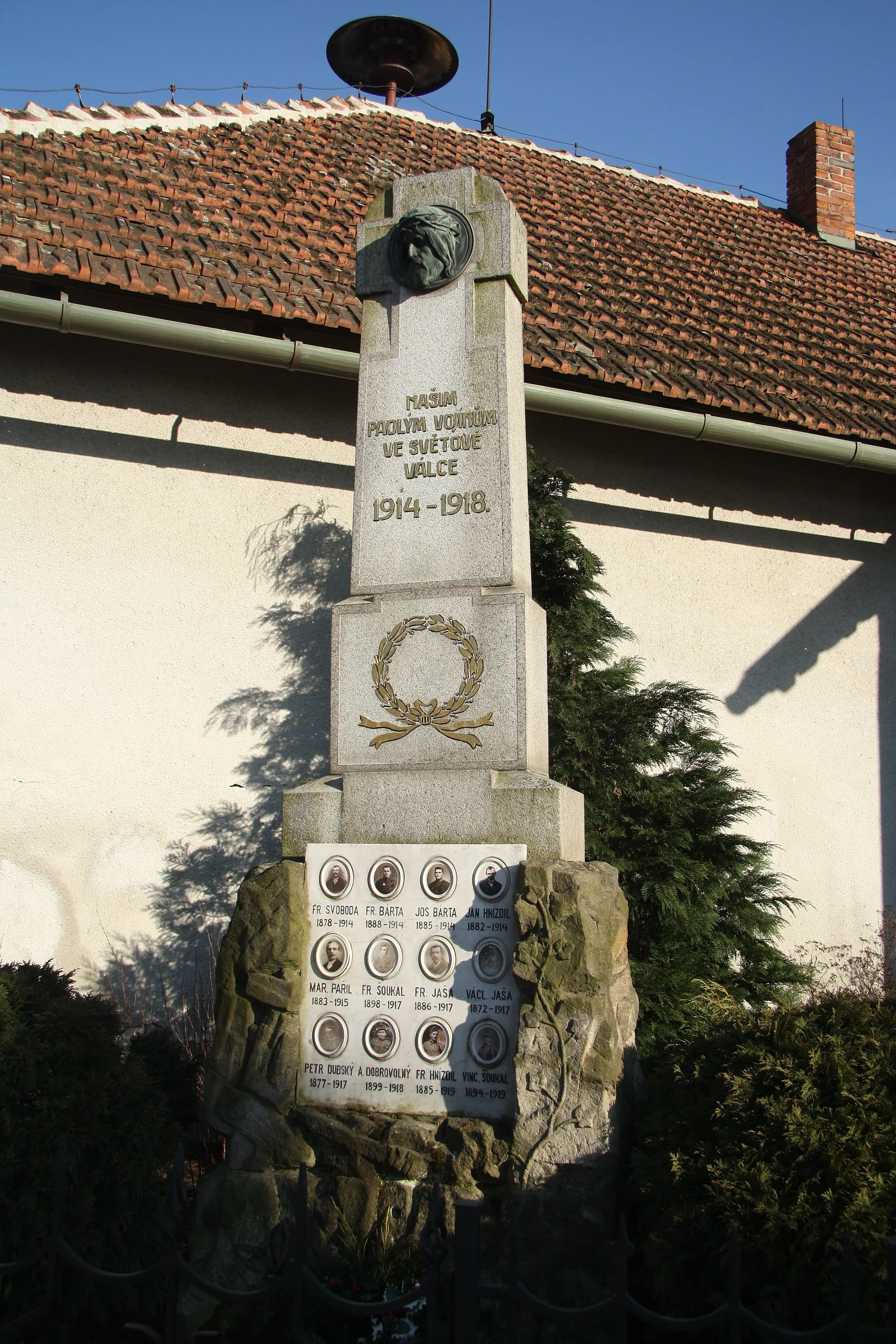 Photo showing: World War I memorial in Bochovice, Třebíč District.