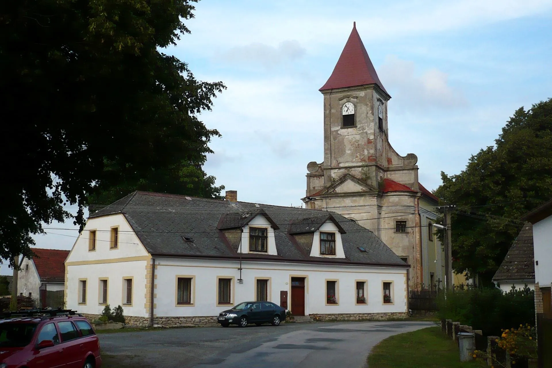 Photo showing: Matějovec - Kostel sv. Oldřicha a Linharta - jednolodní barokní kostel z poloviny 18. století, postaven majitelem Rudolce Františkem Alexandrem Hartlem