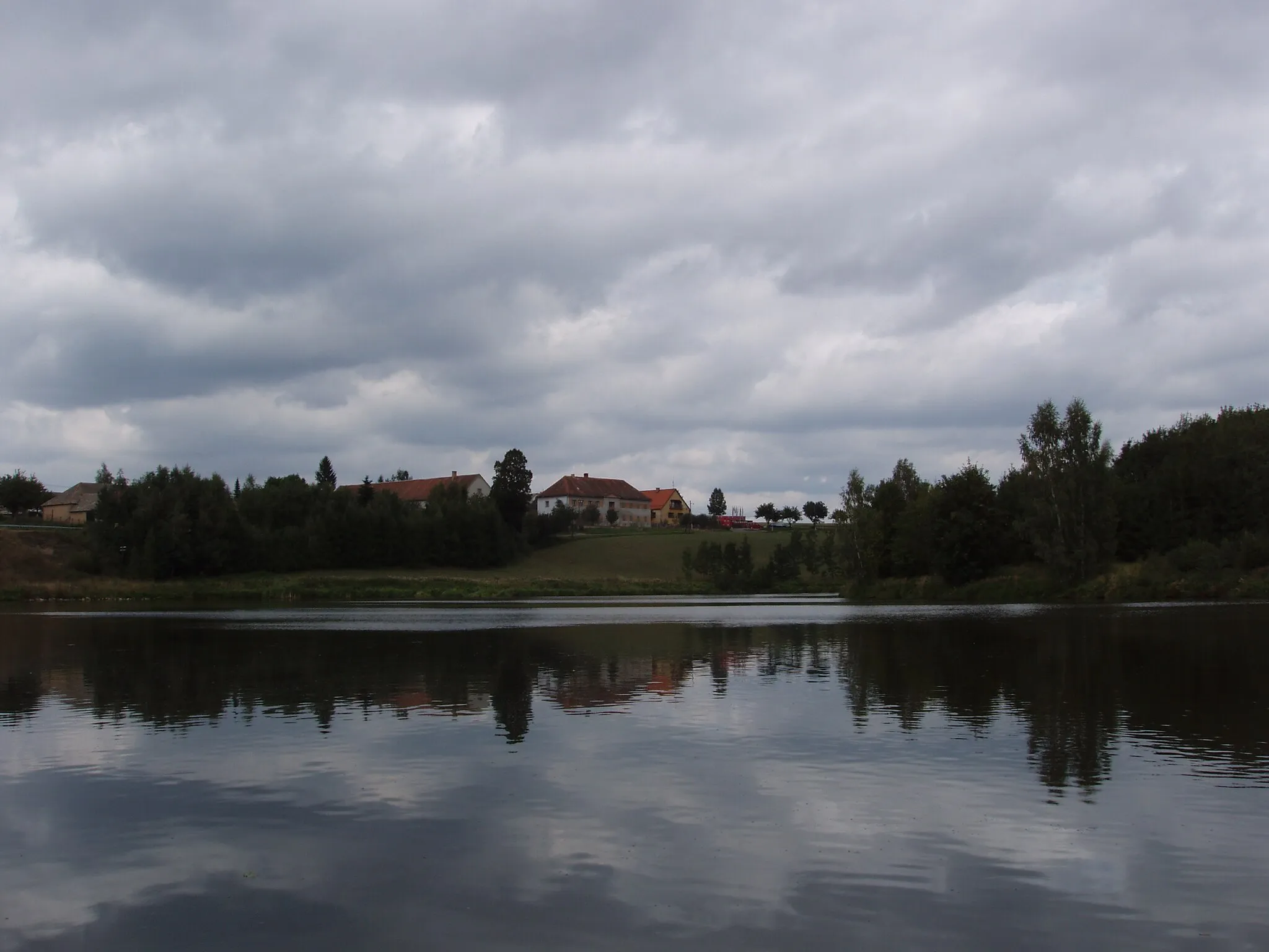 Photo showing: Pond "Mlýnský rybník" in Červený Hrádek, South Bohemian region, Czech Republic.