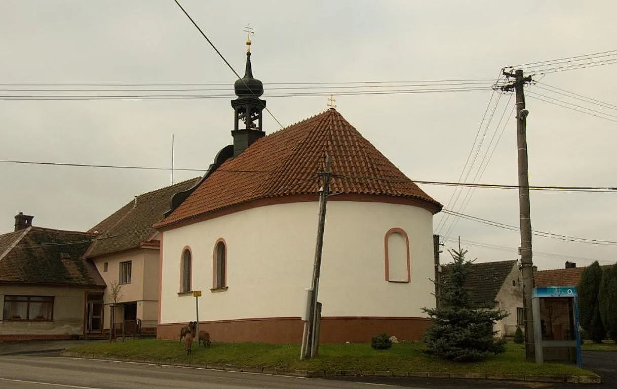 Photo showing: Kaple Panny Marie na návsi s ručně malovaným oltářem z Mrákotínské žuly, je vyhlášena kulturní památkou