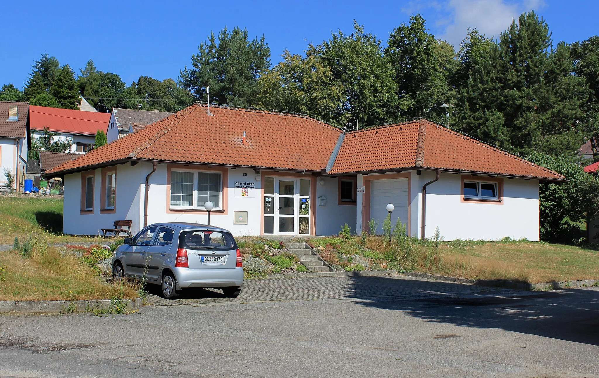 Photo showing: Municipal office in Velký Ratmírov , Czech Republic.