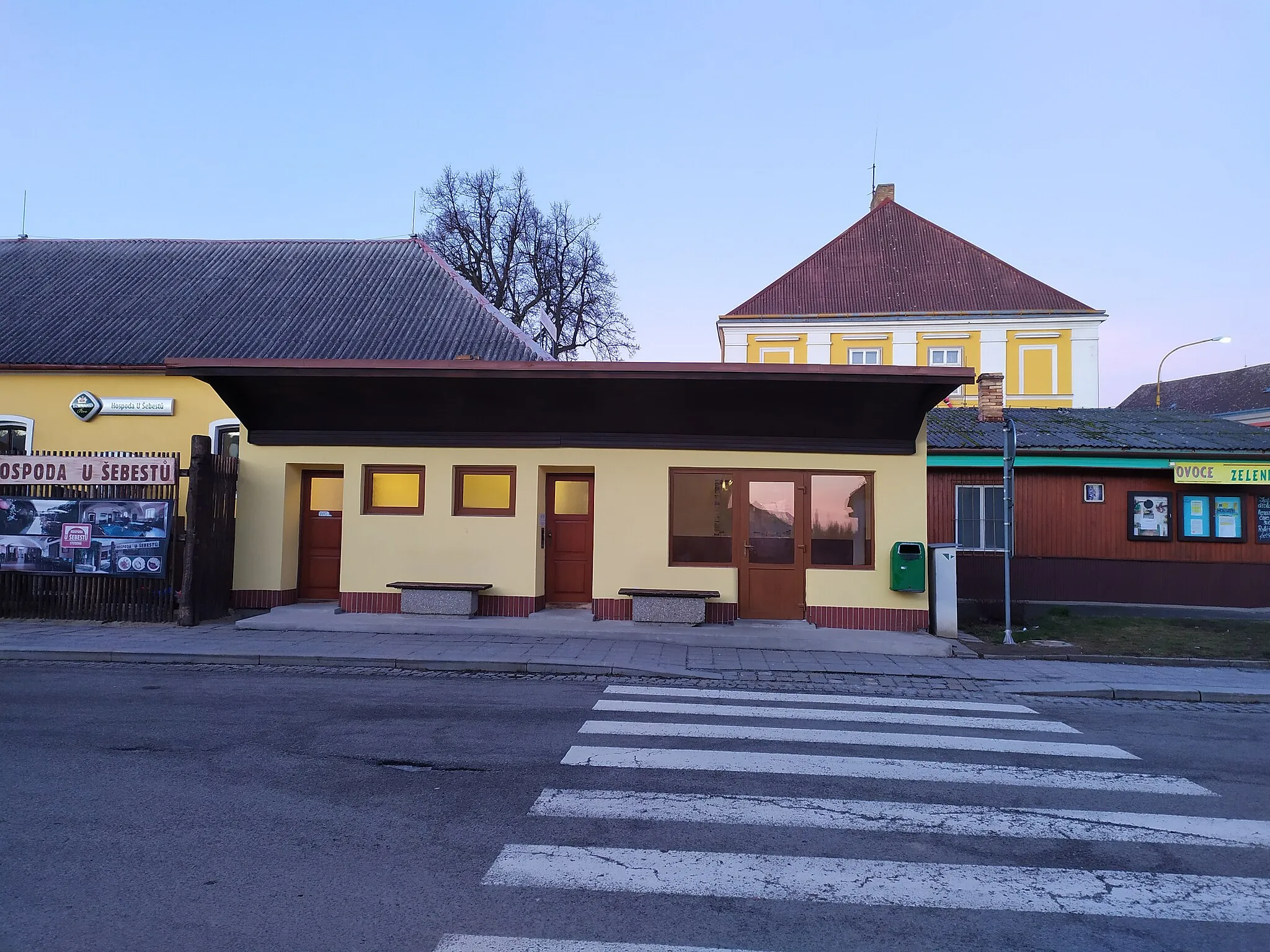 Photo showing: Studená, okres Jindřichův Hradec. Ul. 1. máje, autobusové stanoviště „Studená, ul.1.máje aut.st.“. Je zde WC.