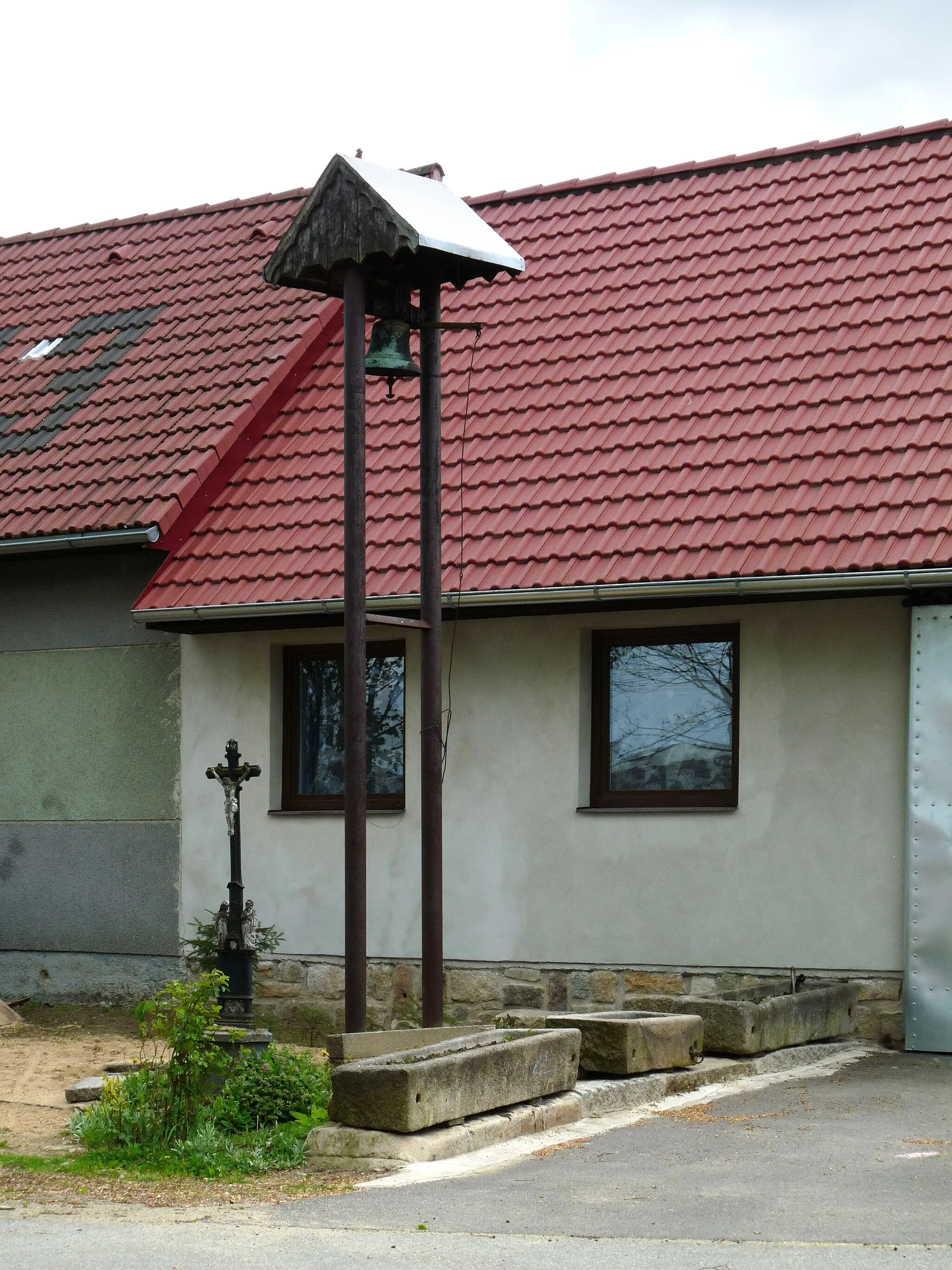 Photo showing: Bell tower with a wayside cross in the village of Malý Jeníkov, Strmilov, Jindřichův Hradec District, South Bohemian Region, Czech Republic.