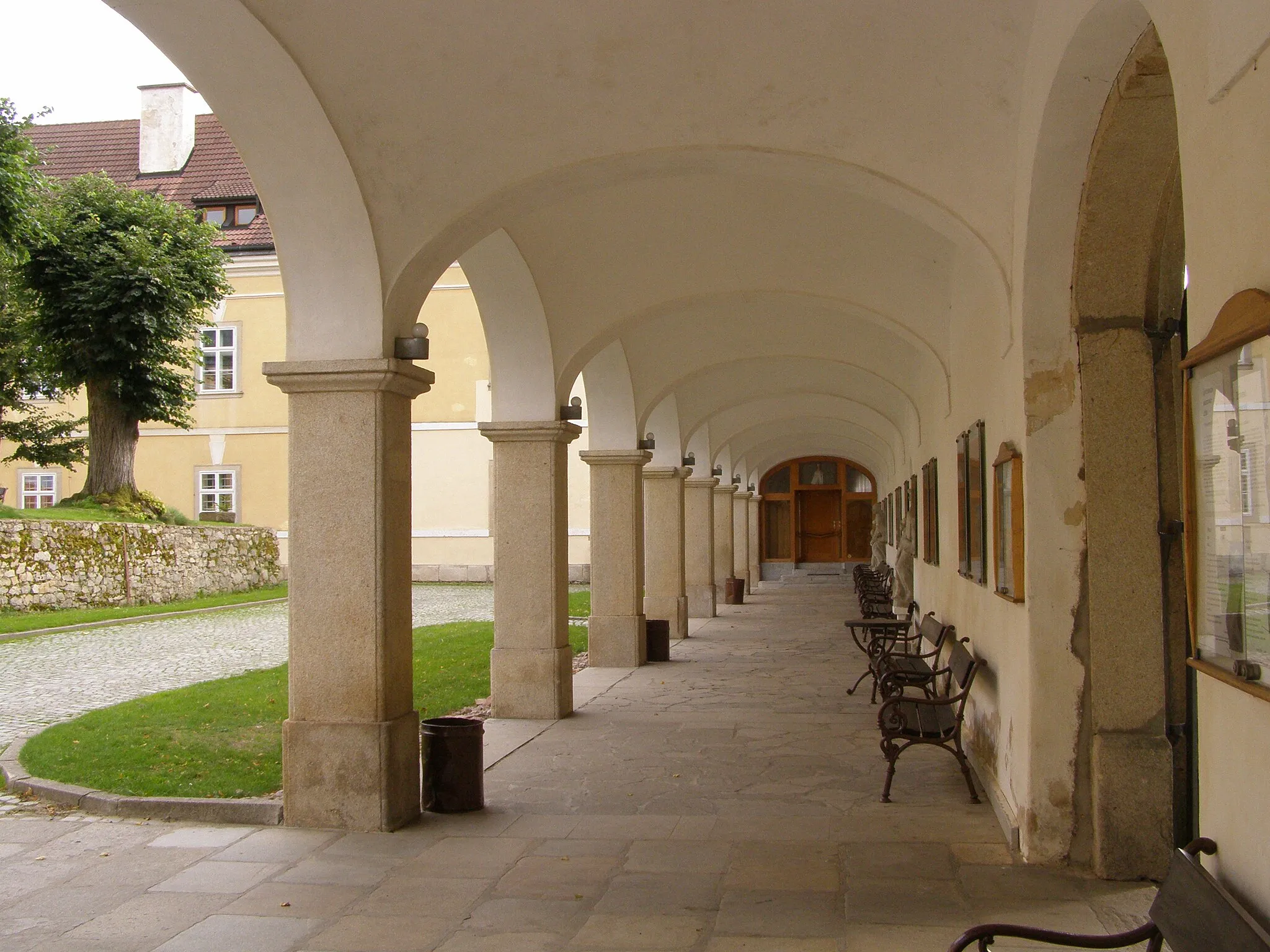 Photo showing: Kostelní Vydří, klášter karmelitánů, ambit