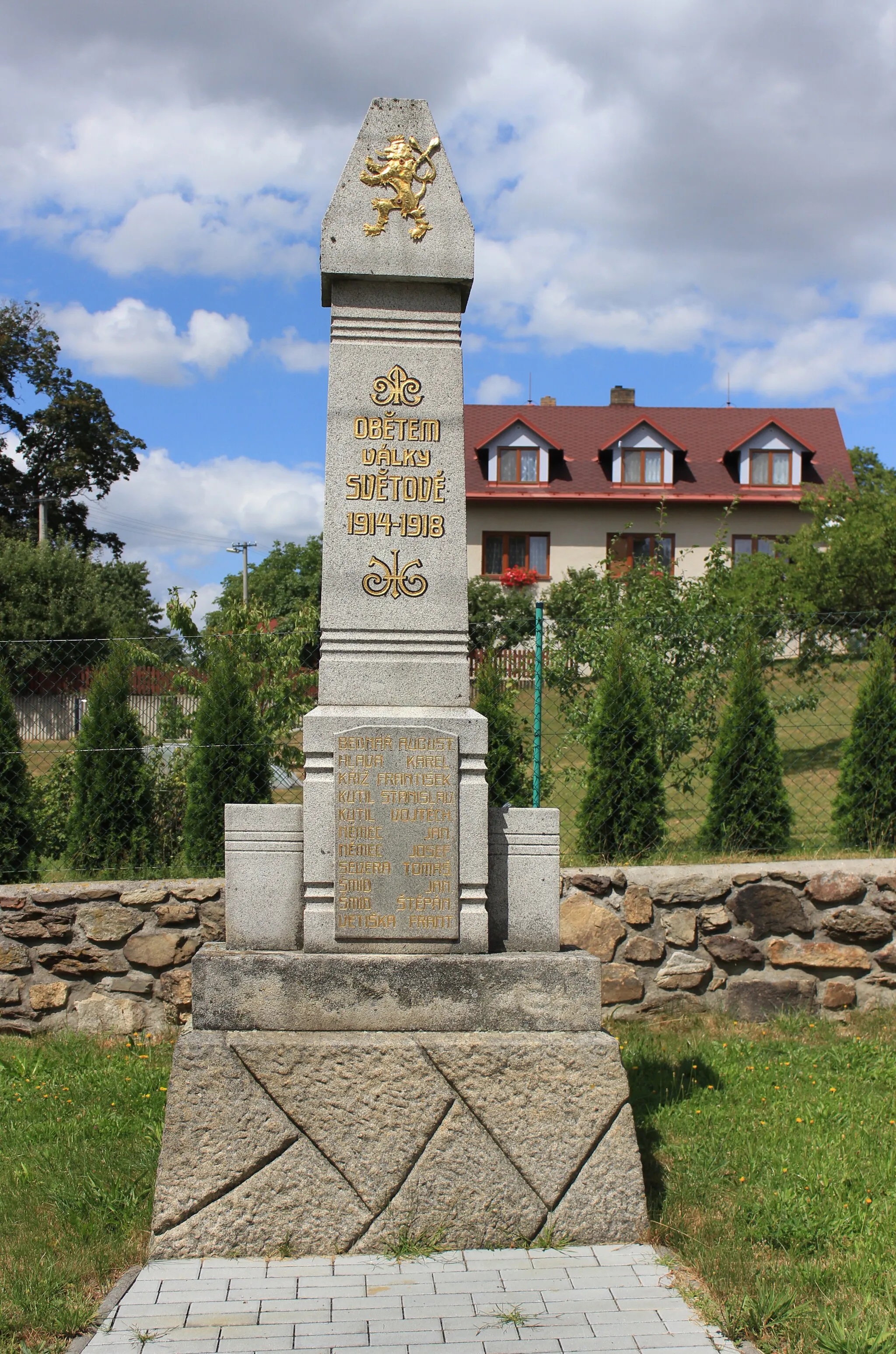 Photo showing: World War I memorial in Žděšov, part of Jarošov nad Nežárkou, Czech Republic.