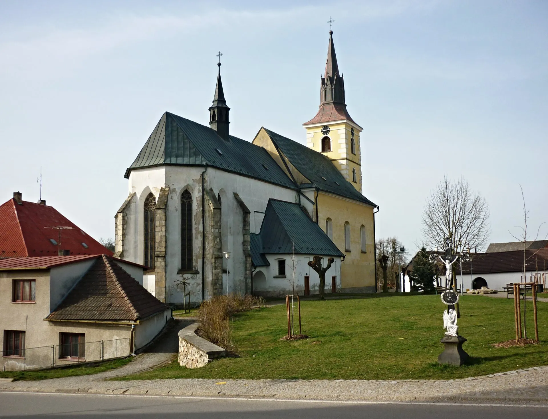Photo showing: Deštná, kostel sv. Ottona, také uváděn jako kostel sv. Otto z Bambergu. Původně románská budova kostela má nyní zachovalý raně gotický presbytář, zbytek budovy (chrámová loď a původně barokní věž) byl dostavěn později a získal současnou klasicistní podobu