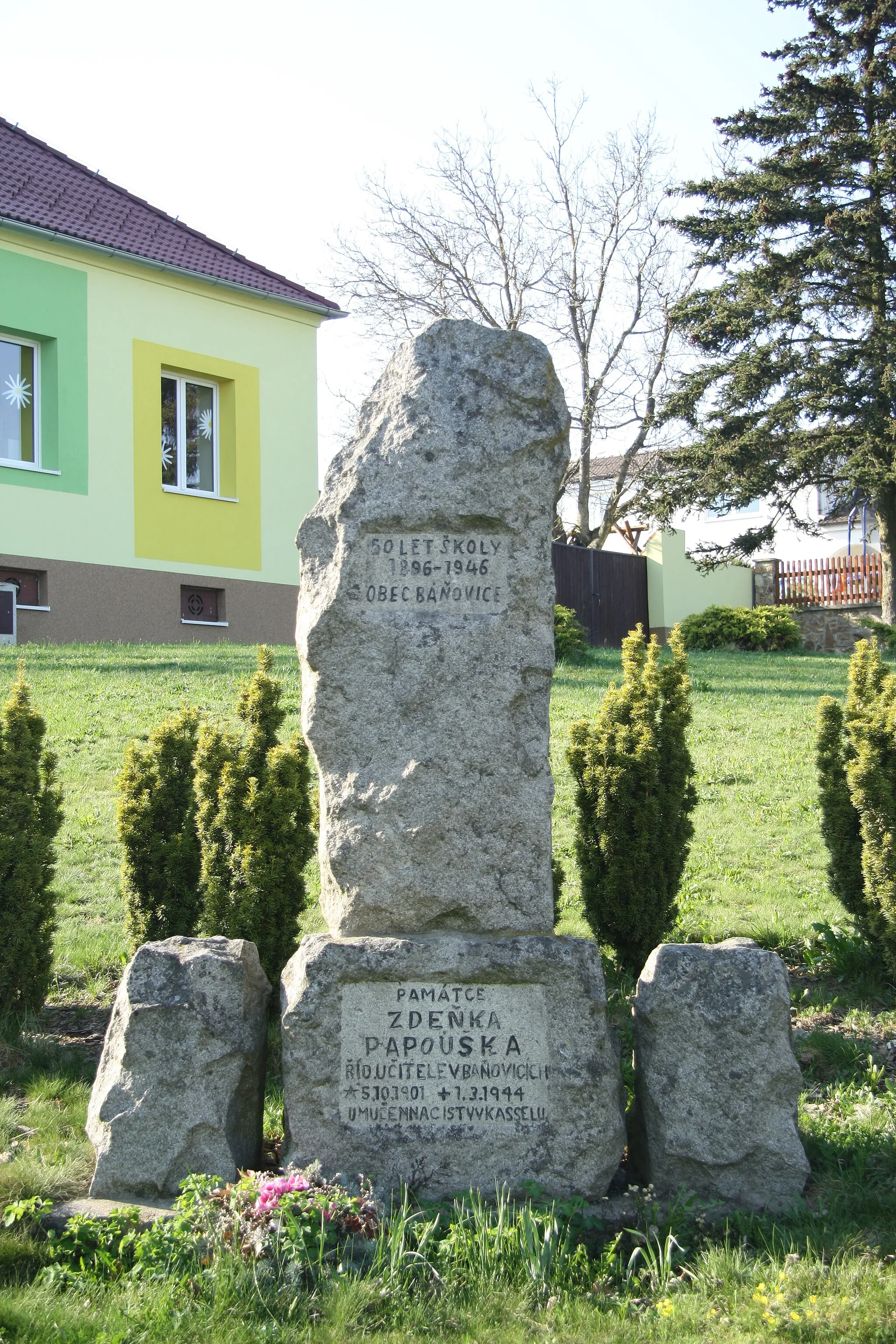 Photo showing: Memorial of 50 years of school in Báňovice, Jindřichův Hradec District.