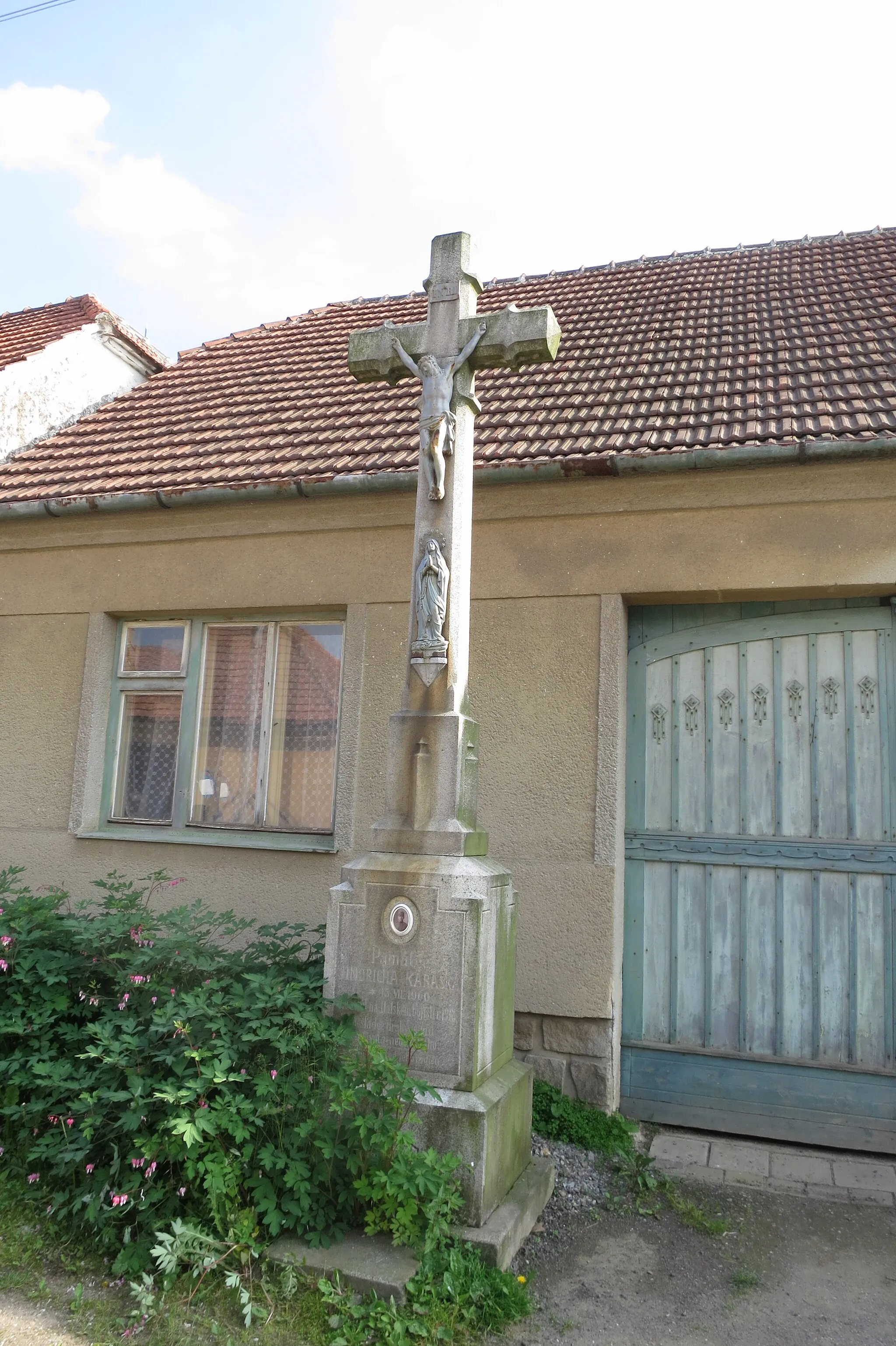 Photo showing: Wayside cross in Borová, Budeč, Jindřichův Hradec District.